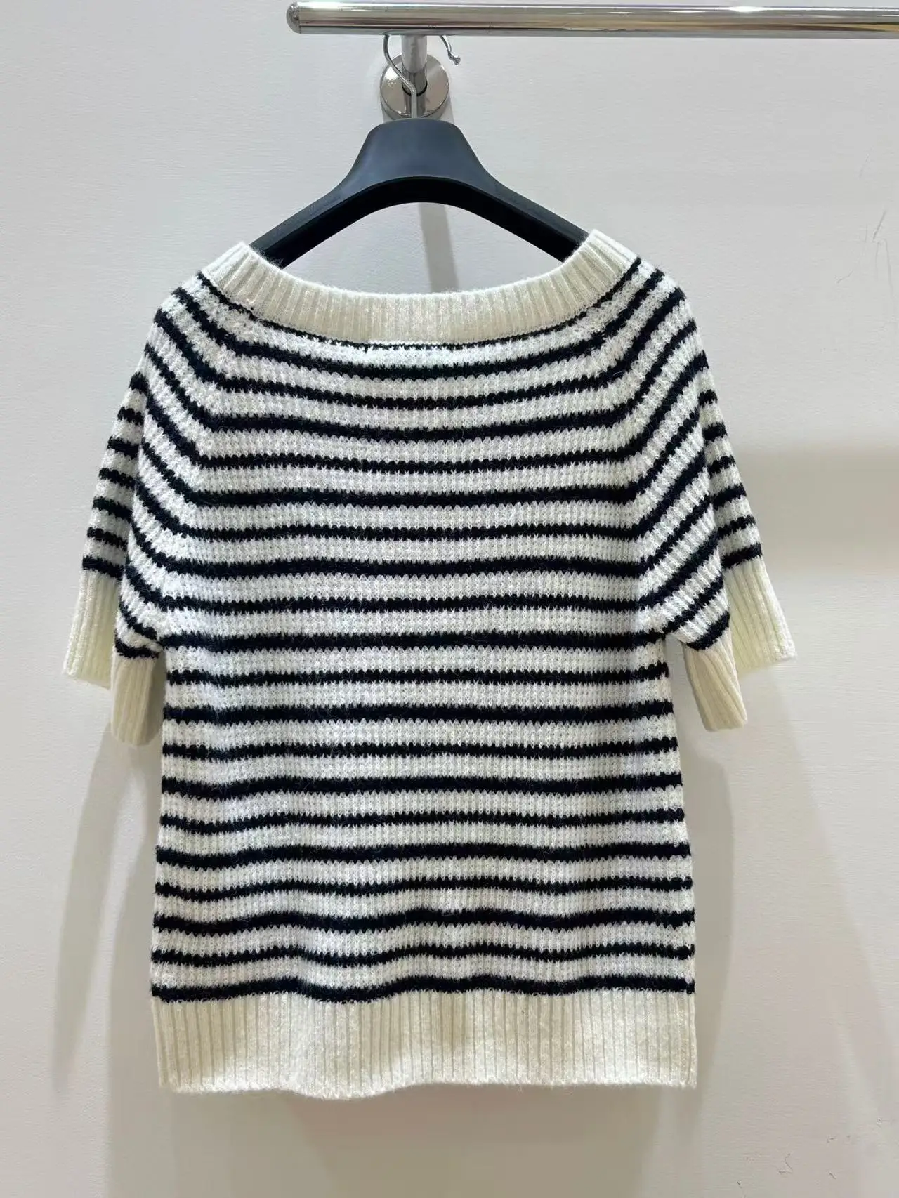 

Short Sleeves with Shoulder Buckles, Small Fragrant Stripes Design, Simple and Fashionable Round Neck, Short Sleeves Are Refresh