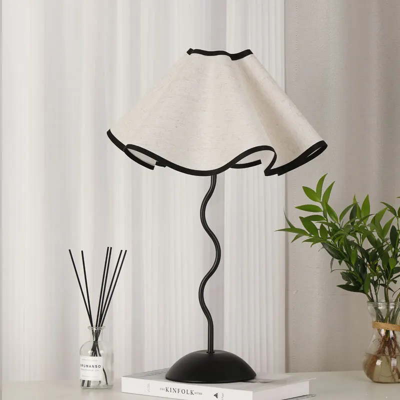 Italian Petal Table Lamp Vintage Wiggle Lamp Retro Bedside Light Nordic Style Hotel Decor Table Lamp Villa Night Light Coffee