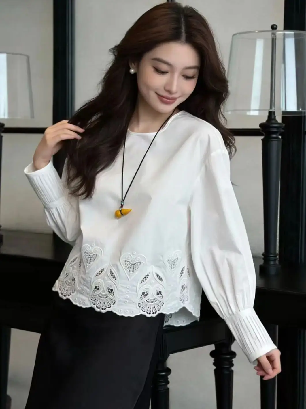 

Элегантная хлопковая рубашка с ажурной вышивкой и рукавами-фонариками