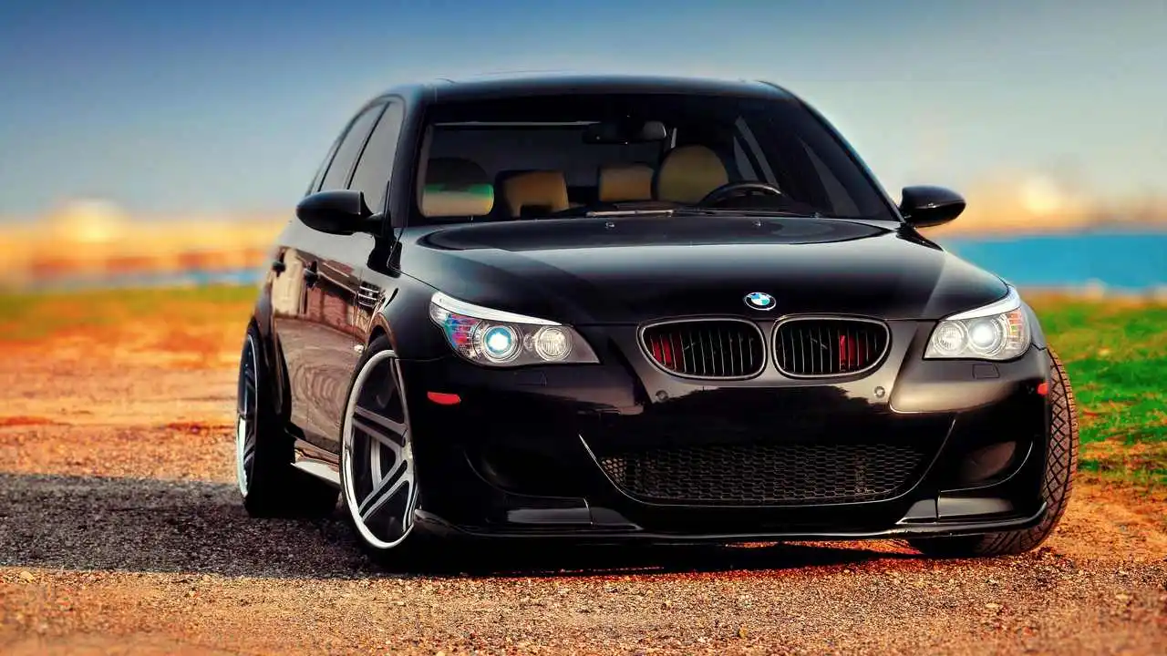 BMW E60 in der Wohnung: Warum das Linxone Bild auf Ekokunstleder der perfekte Blickfang ist