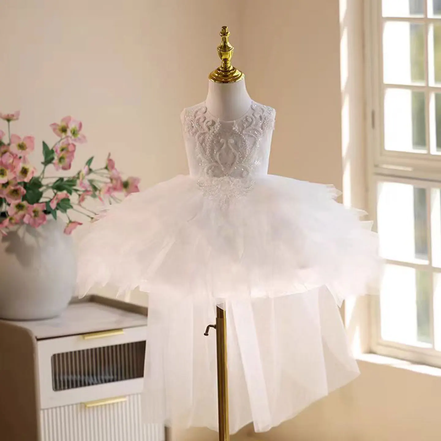Dreamy voto j856 adorável decote em o tule vestido da menina de flor com véu sem mangas festa de aniversário de casamento na altura do joelho vestido de baile