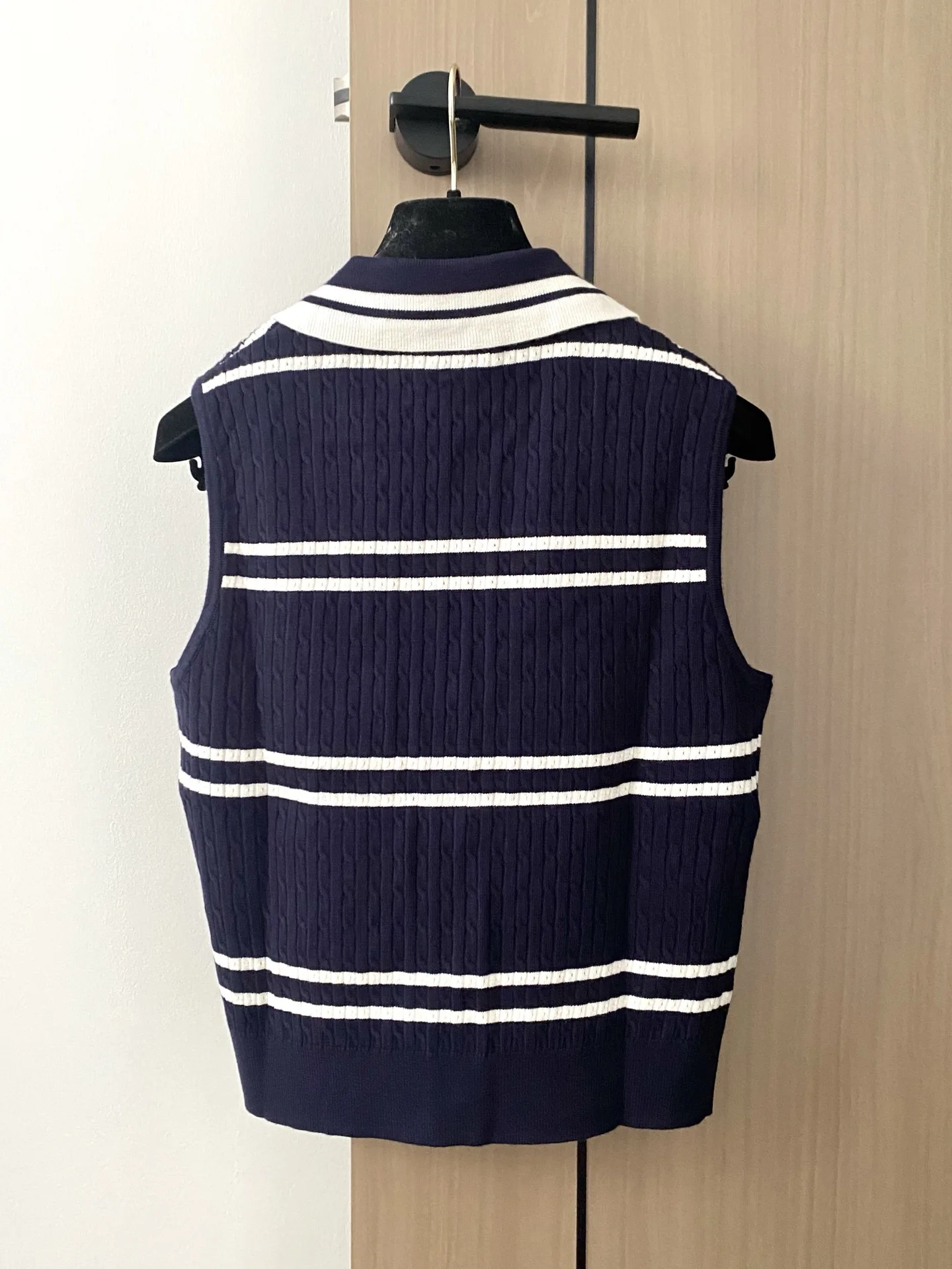 

Autumn New Ladies High Fashion Lapel Embroidery Stripe Knit Vest