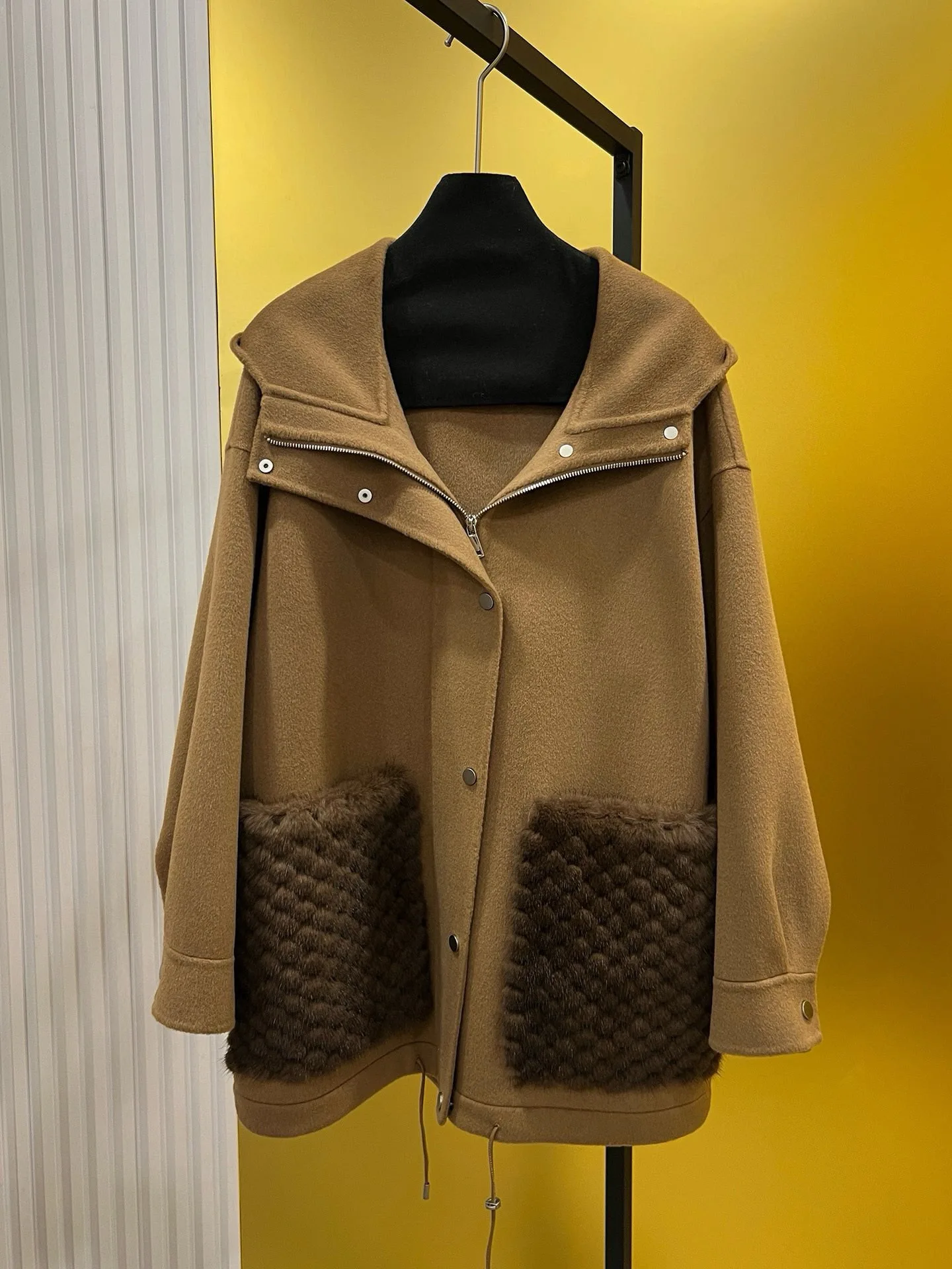 Herbstliche Kaschmir-Kapuzenjacke mit Pelztaschen