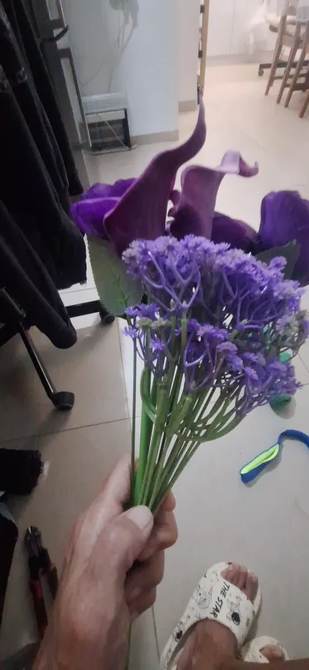 16 Pieces (Excluding Vase: 3 Purple Roses + 3 Purple Calla Lilies + 10 Purple Baby's Breath Flowers) Artificial Purple Flower Bouquet, Featuring Purple Roses, Calla Lilies, and Baby's Breath Flowers, Mixed and Matched with Artificial Flowers for Decoration, Perfect for Wedding Bouquets, Indoor Office, Living Room, and Bedroom Decor, Also a Great Choice for Holidays, Halloween, and Christmas Gifts photo review