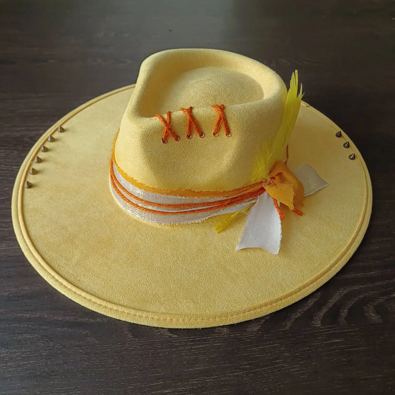 Cappello jazz caffè a tesa larga per uomo e donna, moda retrò, fedora decorata con piume rivettate, cappello di paglia Panama, nuovo stile