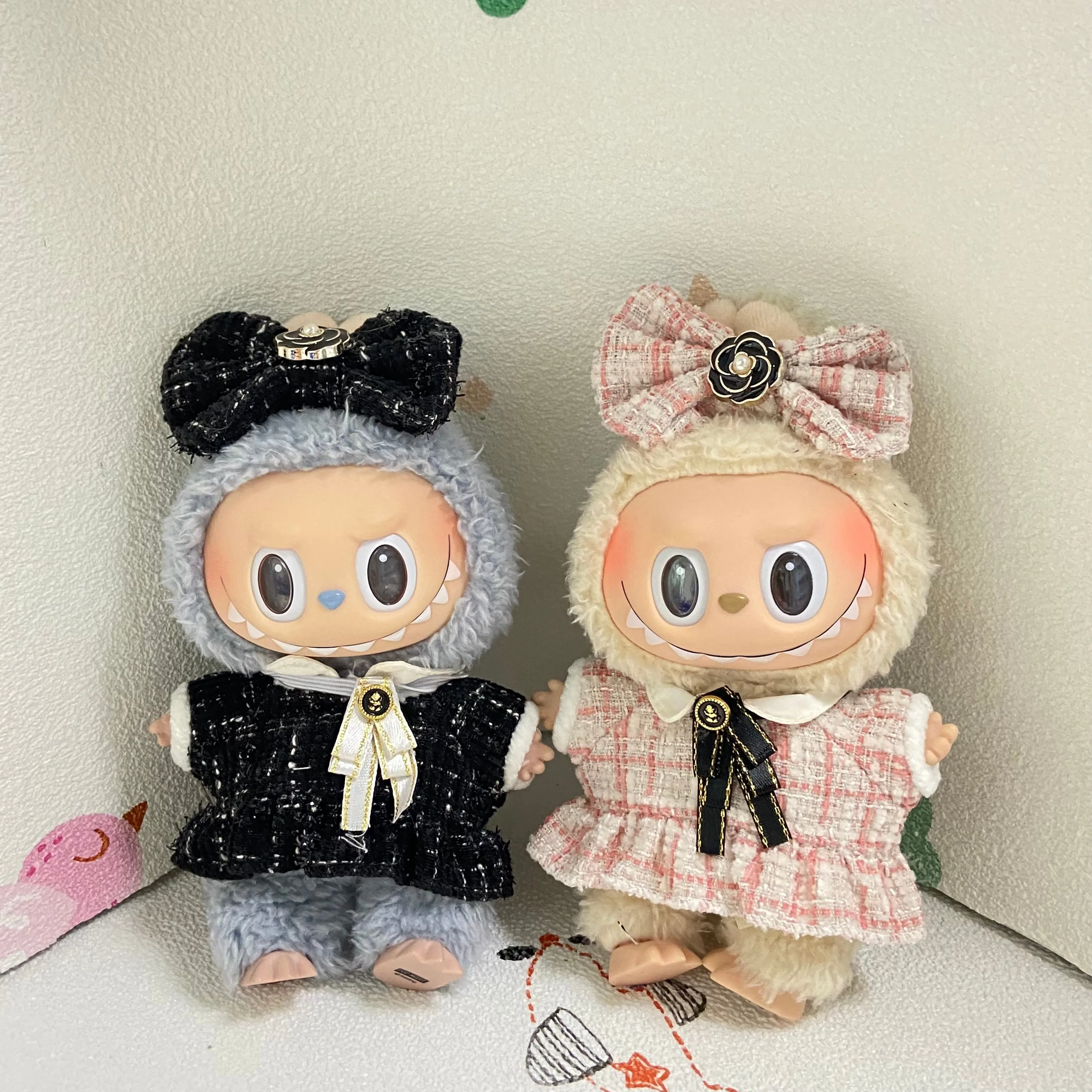 Zeer schattig poppenjurkje, hoge kwaliteit, handwasbaar, waterwasbaar en stomerijwasbaar, geschikt voor poppen tot 17 cm hoog.