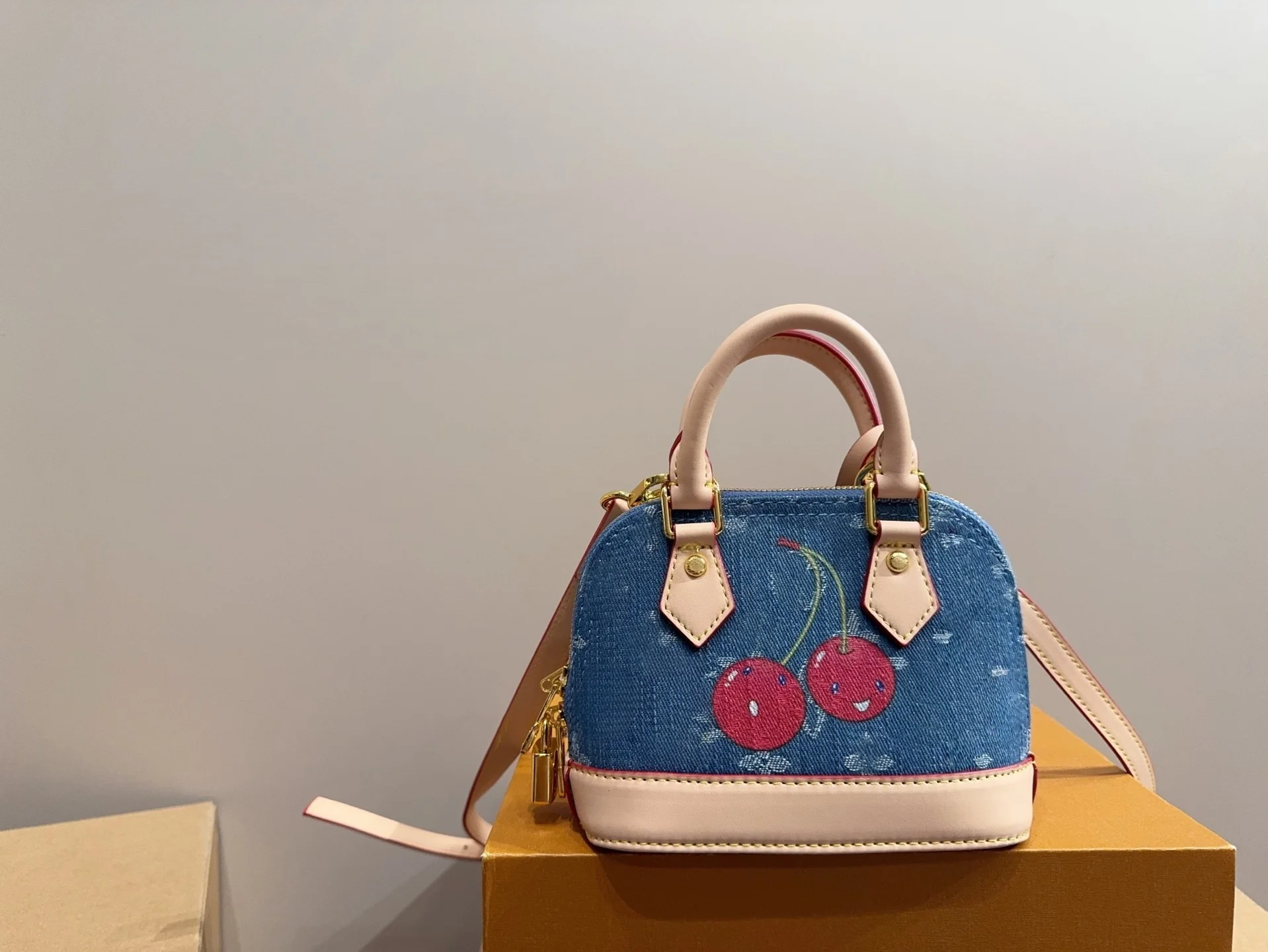 

2025 size: 24x17 or 16x12 New Fashionable Versatile bags leather cherry Portable can be carried on the shoulder no boxes