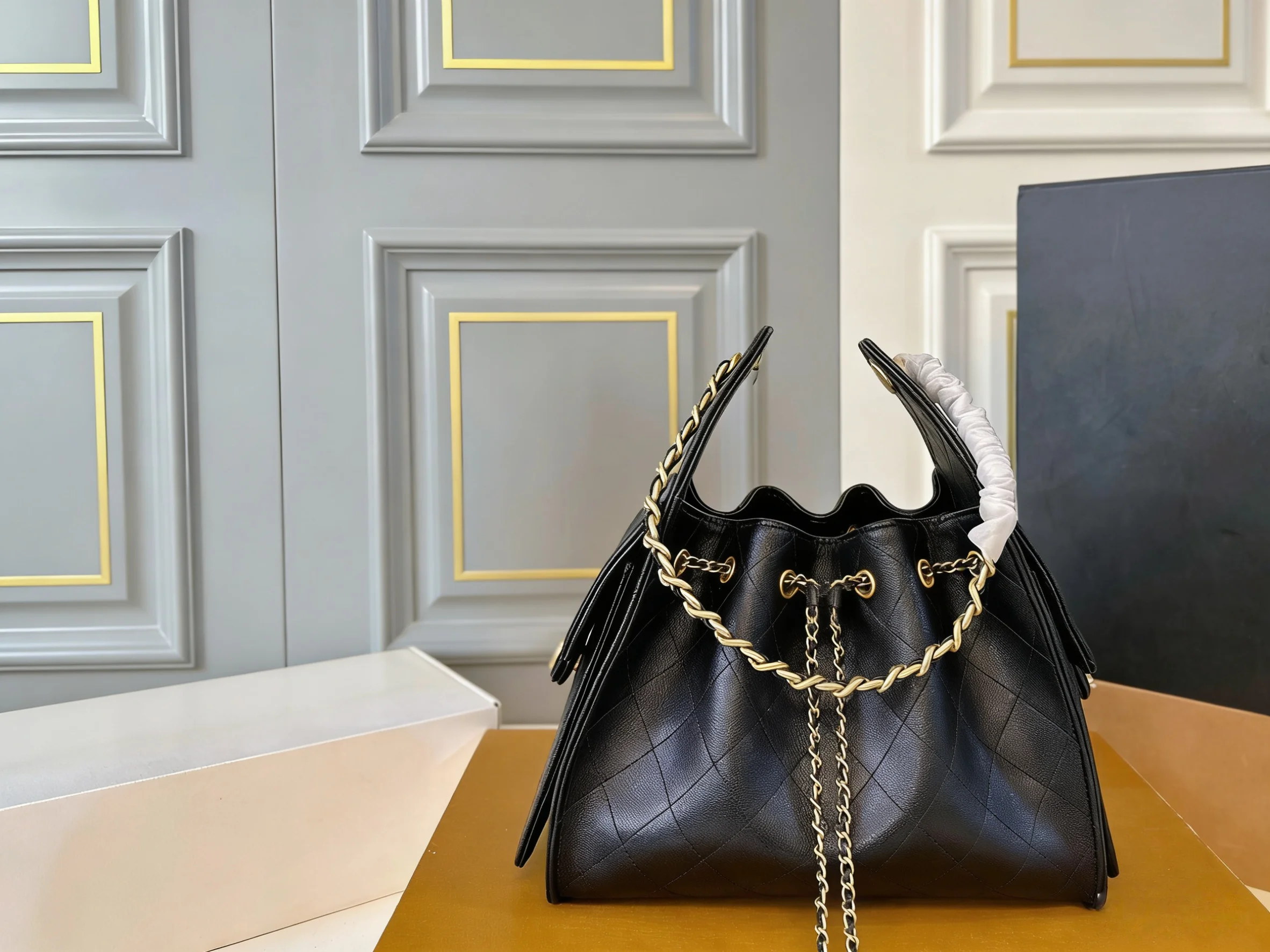 

2025 New SIZE: 26x19 CM Fashionable Versatile bags leather Shoulder strap Hand-held no boxes