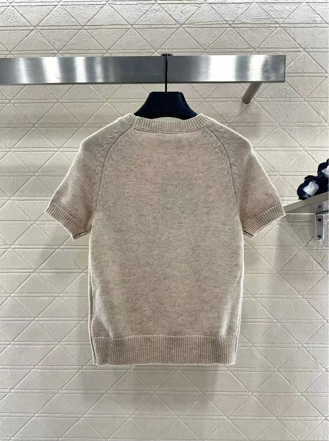 

Elegant Oatmeal-colored Slim-fit Soft Wool O-neck Short-sleeved Sweater Fashion Chest Lettering High-quality Top YF22