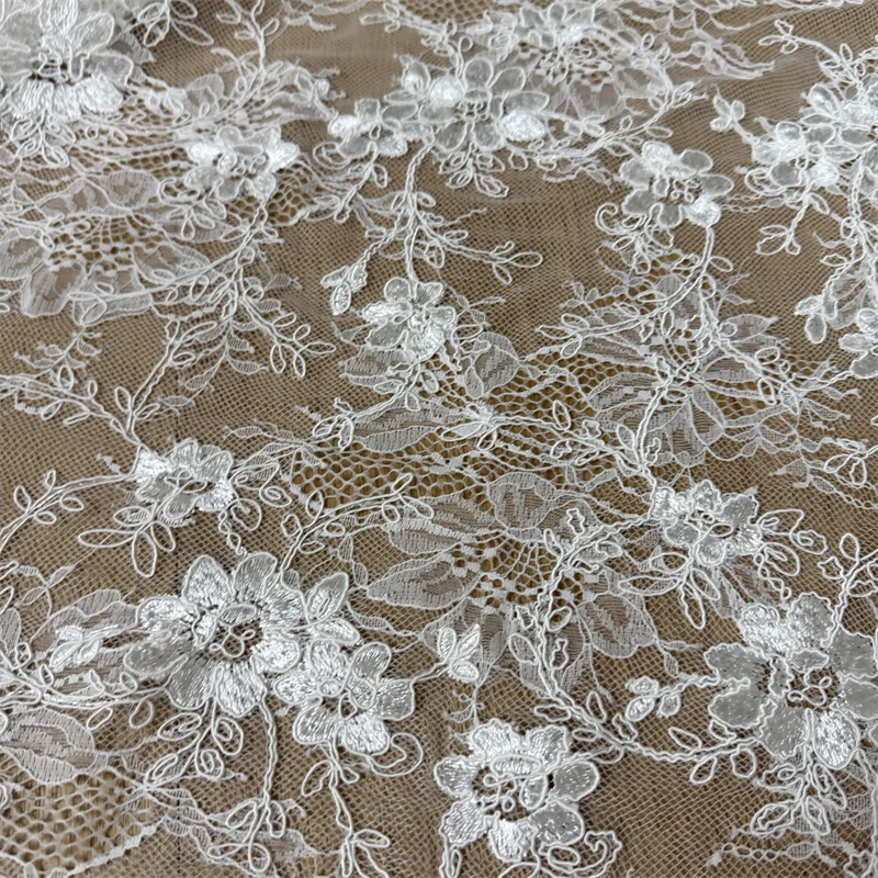 1 Yard Günstiger Preis Beliebter Chantilly-Spitzenstoff Stickerei-Kordel für Hochzeitskleid Spitzenmaterial