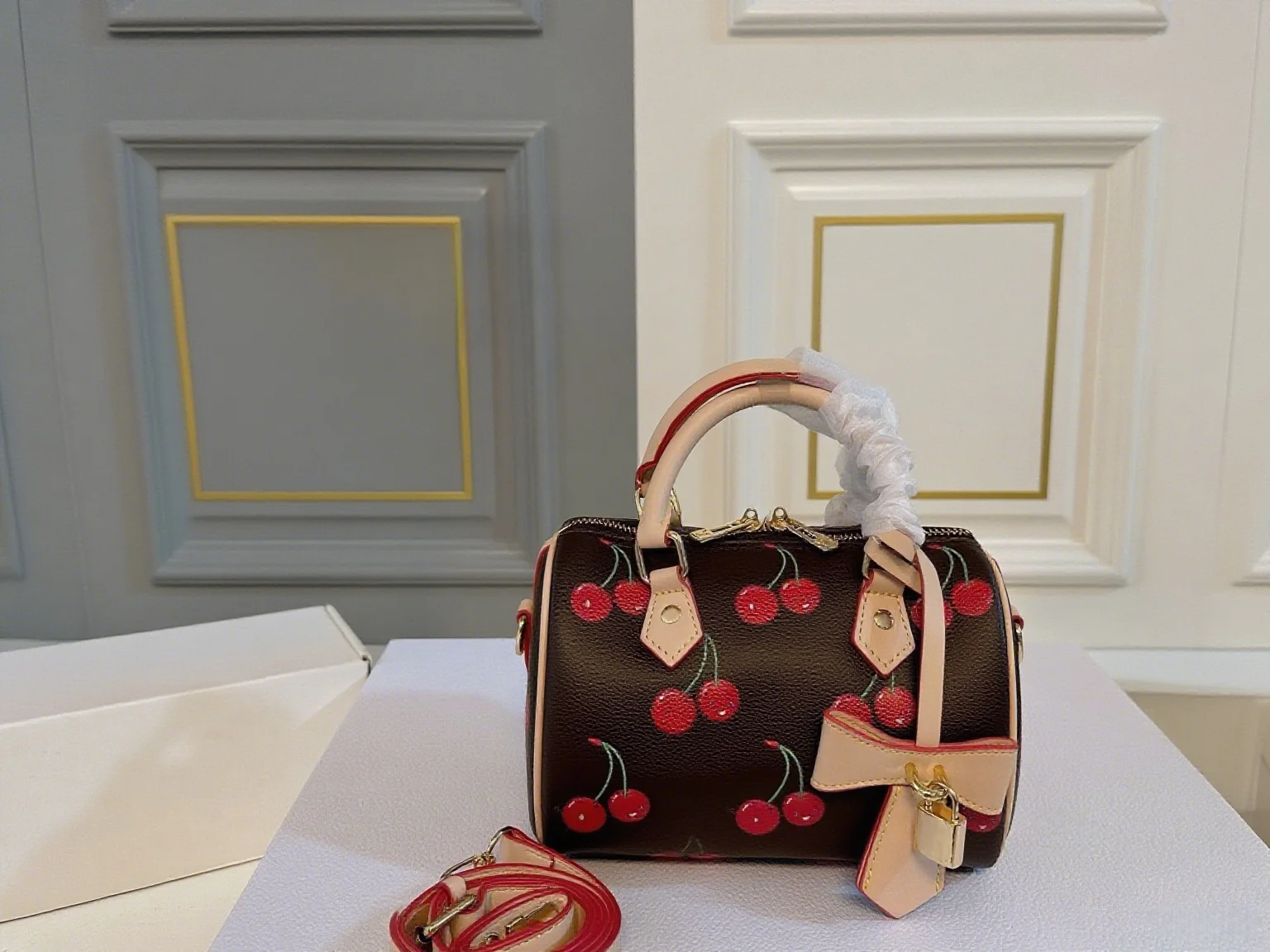 

2025 Новый размер: 20x15 Модные универсальные сумки из кожи вишни Портативные можно носить на плече без коробок