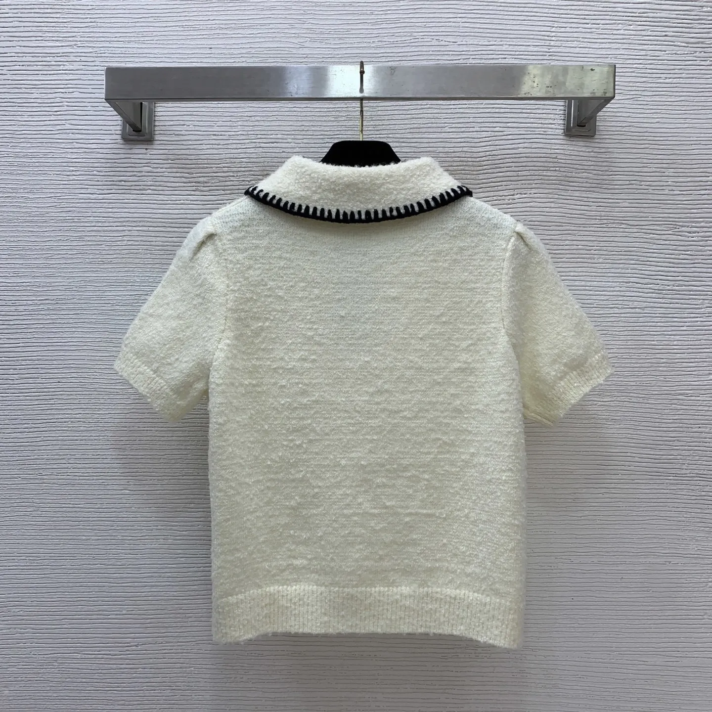 

Женский кремовый вязаный топ с короткими рукавами — повседневный свитер с воротником-поло и контрастной отделкой на молнии