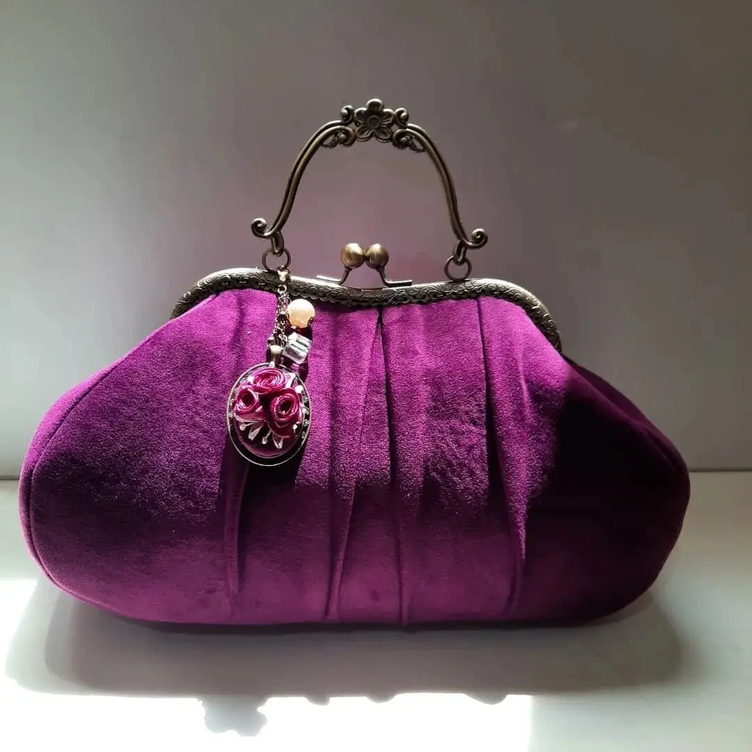 

Lost in Vintage Soild Velvet Gender Metal Clamshell 20cm with Long Chain with A Embroidered Pendant Clutch Bag 36x18x11cm