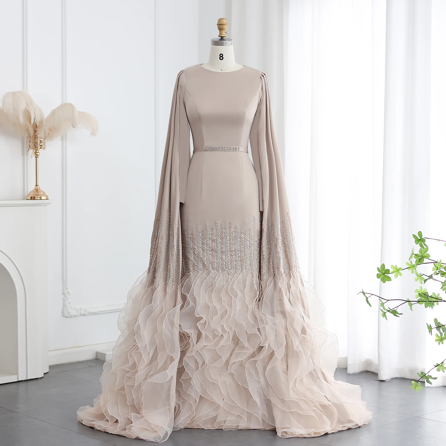 Sharon Said Luxuriöse Meerjungfrauen-Abendkleider in Nude mit Cape-Ärmeln und gestuften Rüschen für arabische Hochzeitsfeiern SS440 Maßanfertigung – Detail 9