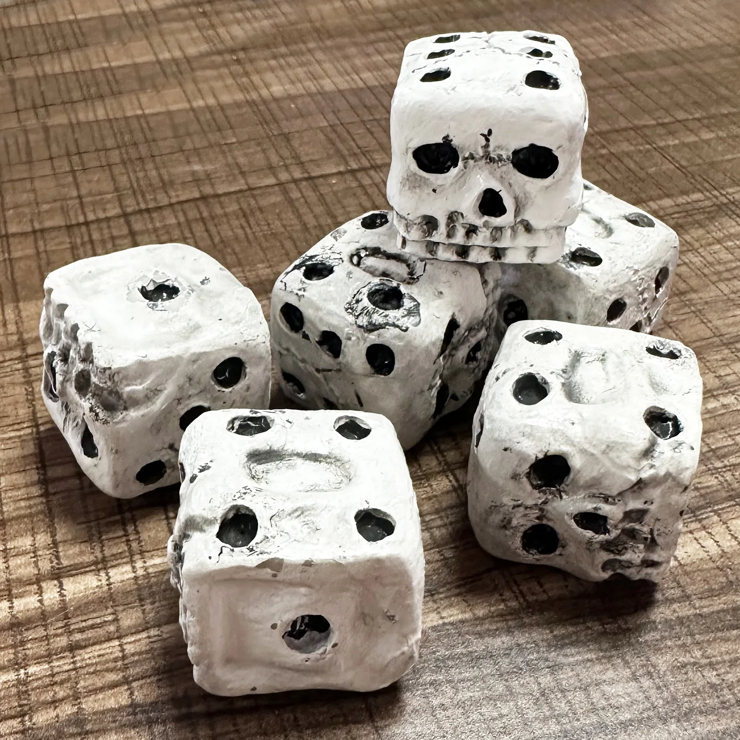 

5 шт., набор кубиков из смолы на Хэллоуин, кубики с черепом D6 для Dungeons and Dragons DND, игровой плеер и коллекционер кубиков, фестивальные кубики из смолы