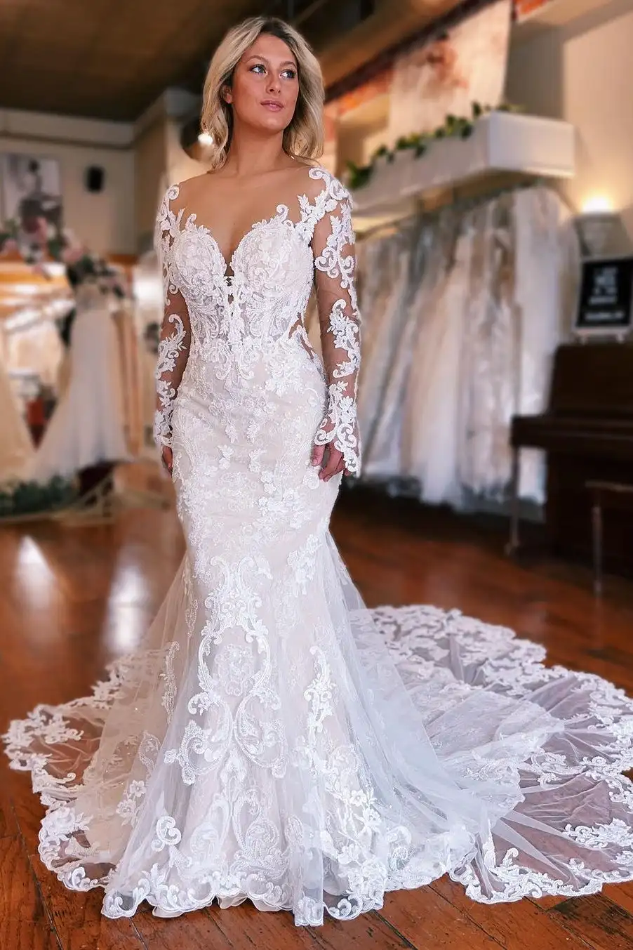 Beautiful Long Mermaid Backless V-neck Lace Wedding Dress Ruched V-neck Lace Long Sleeveless Bridal Wedding Gowns for Women vest