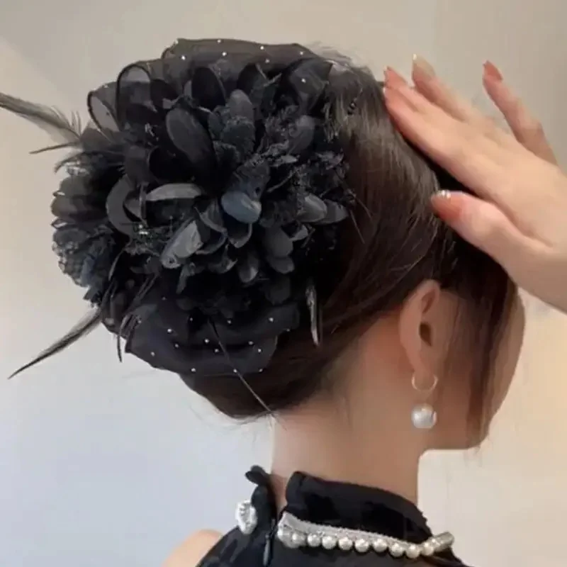 Koreańskie eleganckie kobiety dziewczęta pazur do włosów plisowane perły z organzy czarne pióro uchwyt rekin spinka do włosów damskie nakrycia głowy akcesoria do włosów — zdjęcie 2