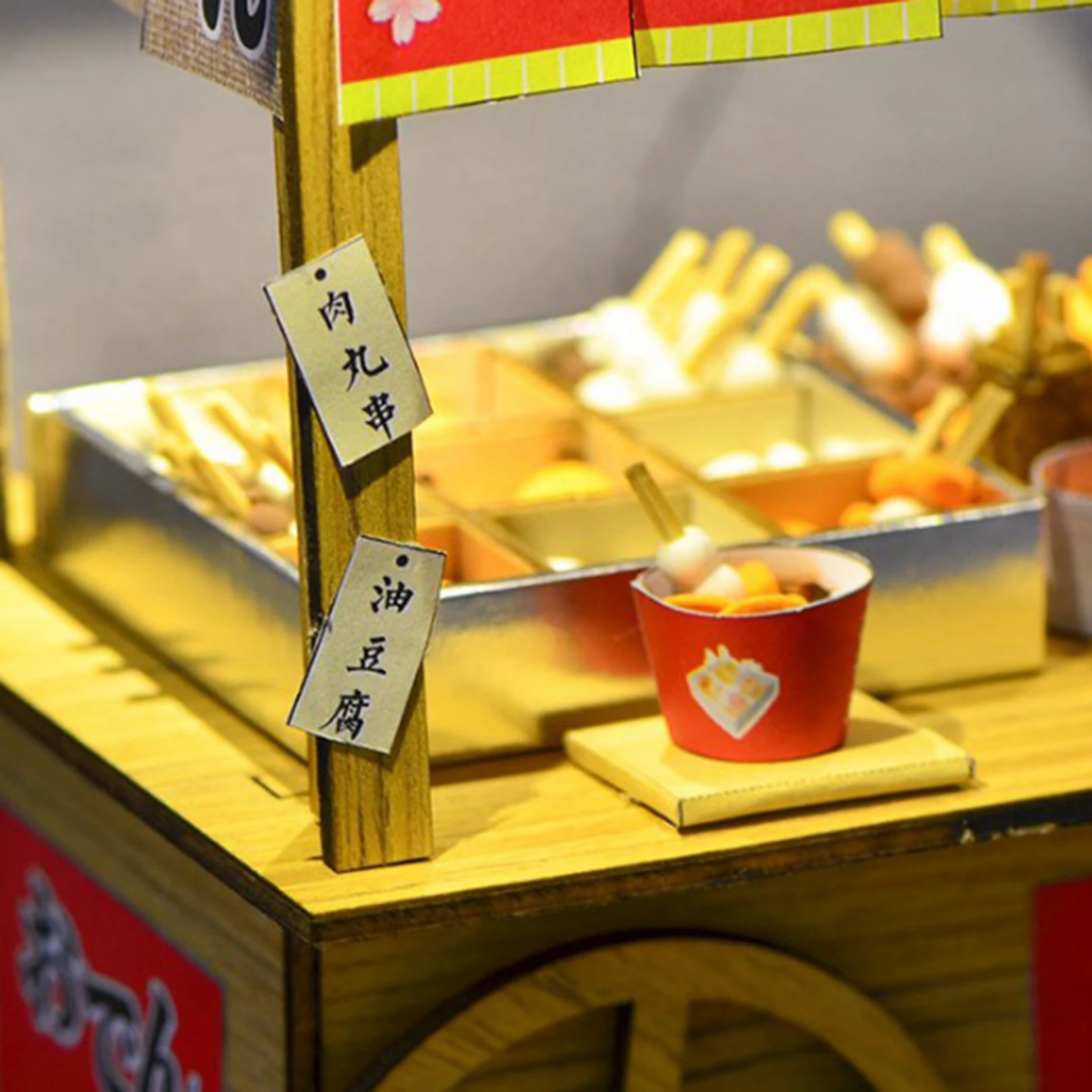 Drewniany domek dla lalek 3D Japoński sklep z sushi Miniaturowy zestaw dla lalek z meblami, skala 1:24 DIY Stojak z zabawkami LED