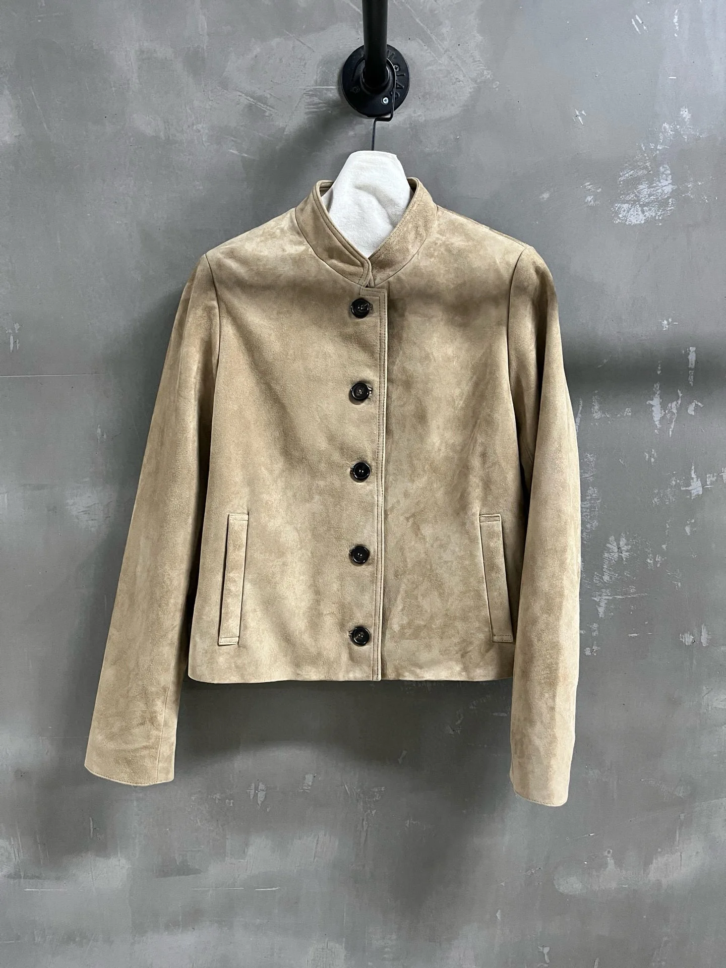 Jesienna damska kurtka z prawdziwego zamszu w jednolitym kolorze, modna i codzienna.