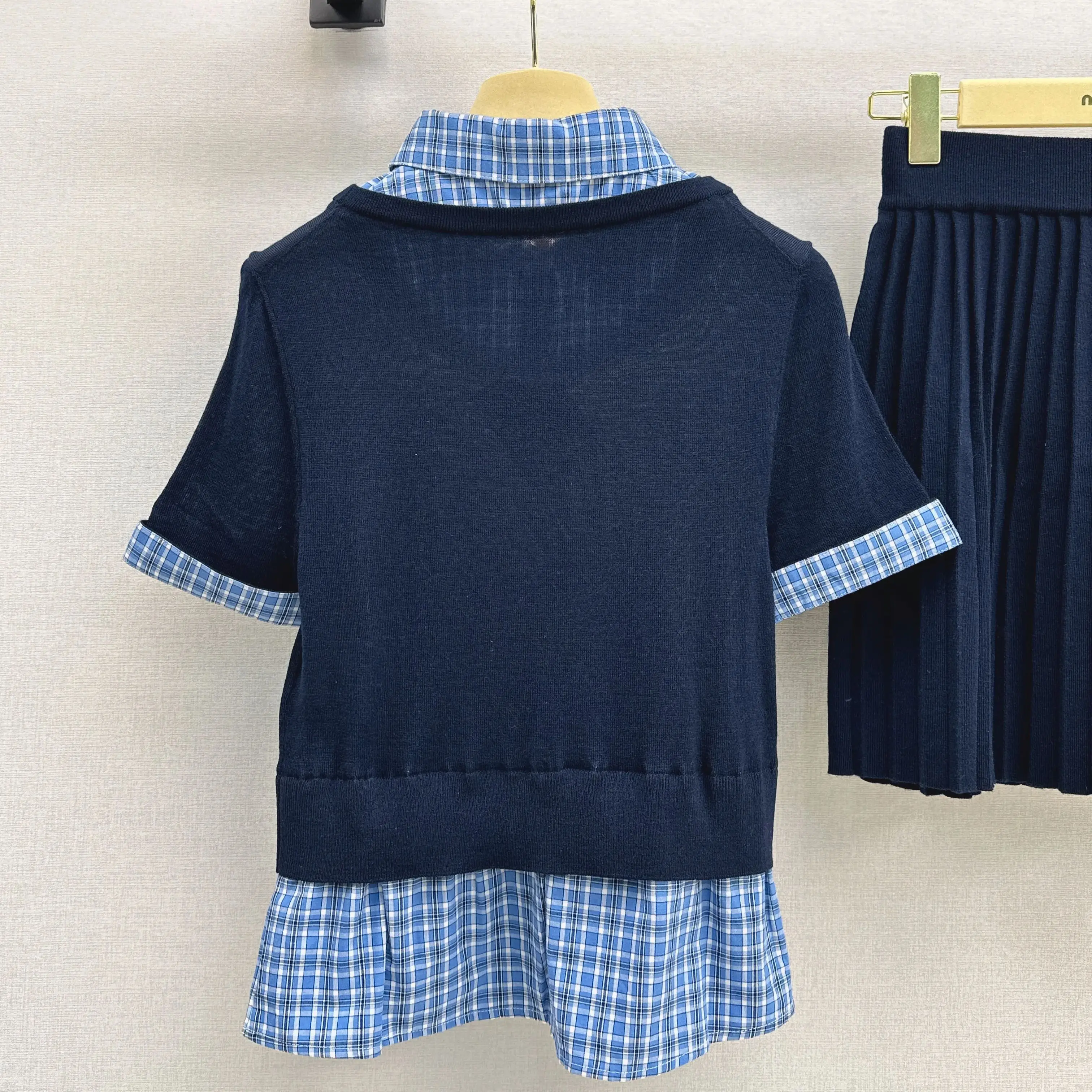 

2025 Latest Age-Reducing Knitted Suit Age-Reducing Fake Two-Piece Stitching Decorative Knitted Sweater Pleated Skirt