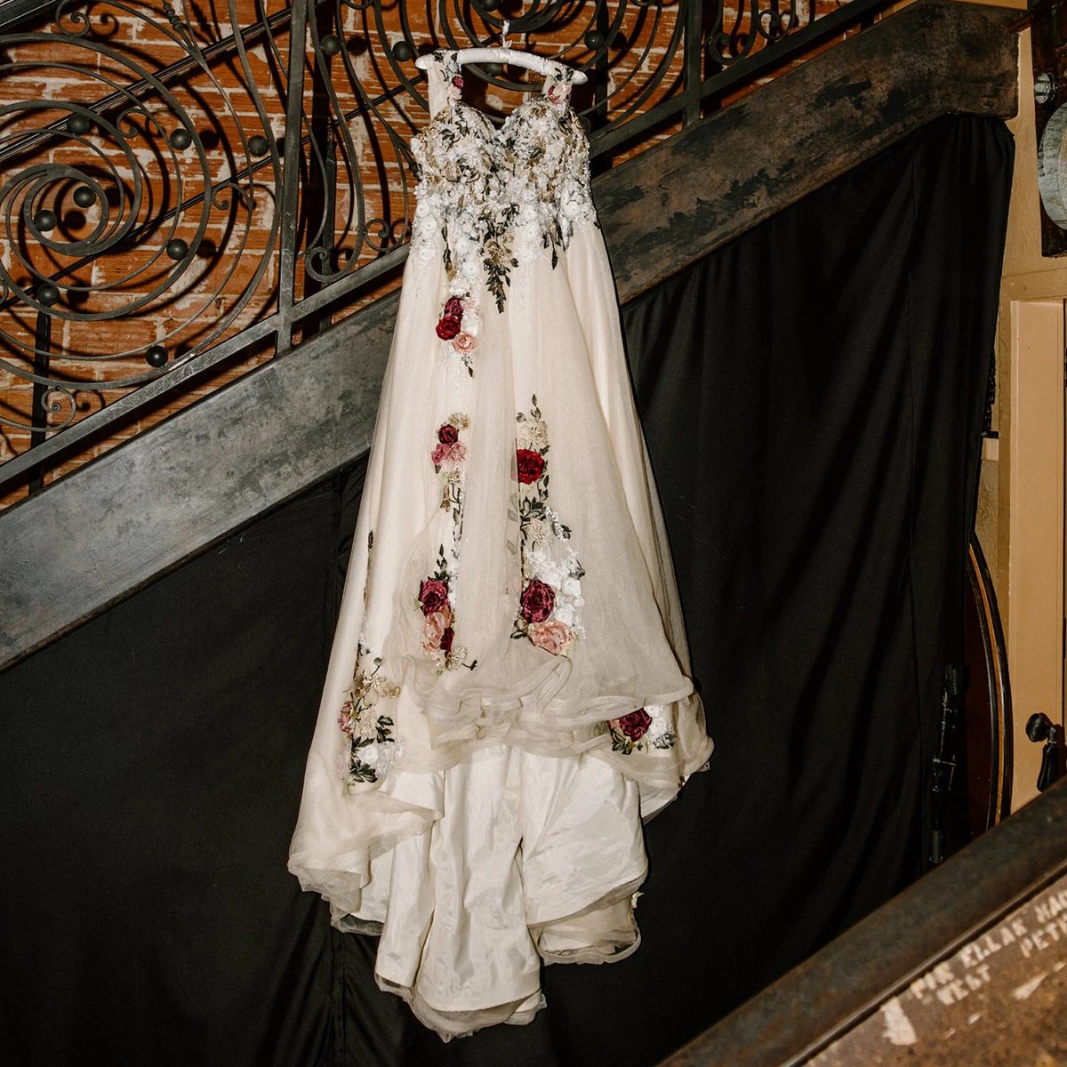 فستان زفاف مطرز ثلاثي الأبعاد لحديقة الزهور أنيق بدون أكتاف مقاس كبير مشد رومانسي ملون على الطراز القوطي فساتين زفاف مخصصة #4