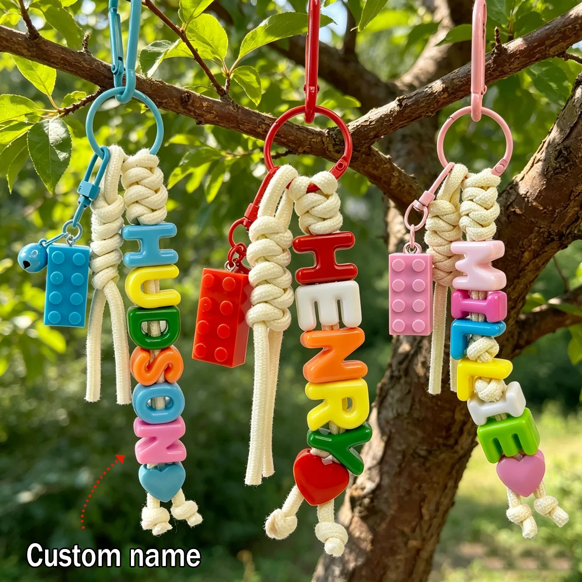1 Stück personalisierter Schlüsselanhänger mit Quaste und Glöckchen – handgefertigter geflochtener Taschenanhänger, personalisiertes Taschenaccessoire, Abschlussgeschenk – Detail 10