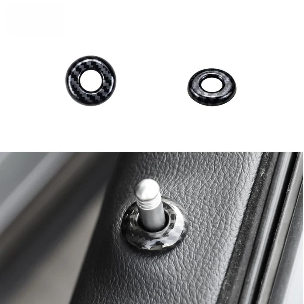2 szt. Czerwonych lub kolor włókna węglowego naklejek na zamek do drzwi samochodu Dodge Challenger 2015-2020 — 2