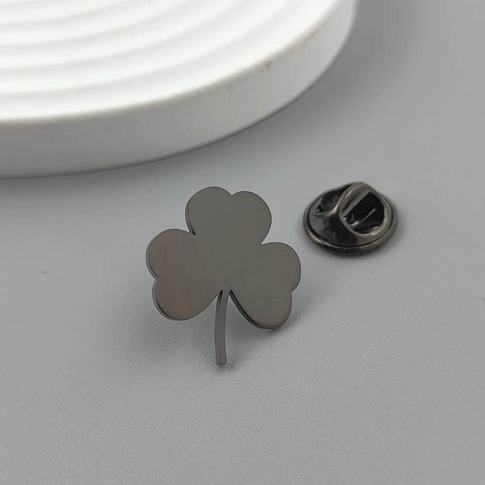 Insignia chapada en oro de acero inoxidable de trébol estilo punk a la moda, pin para cuello de traje de hombre, traje con broche de plata, joyería de boda