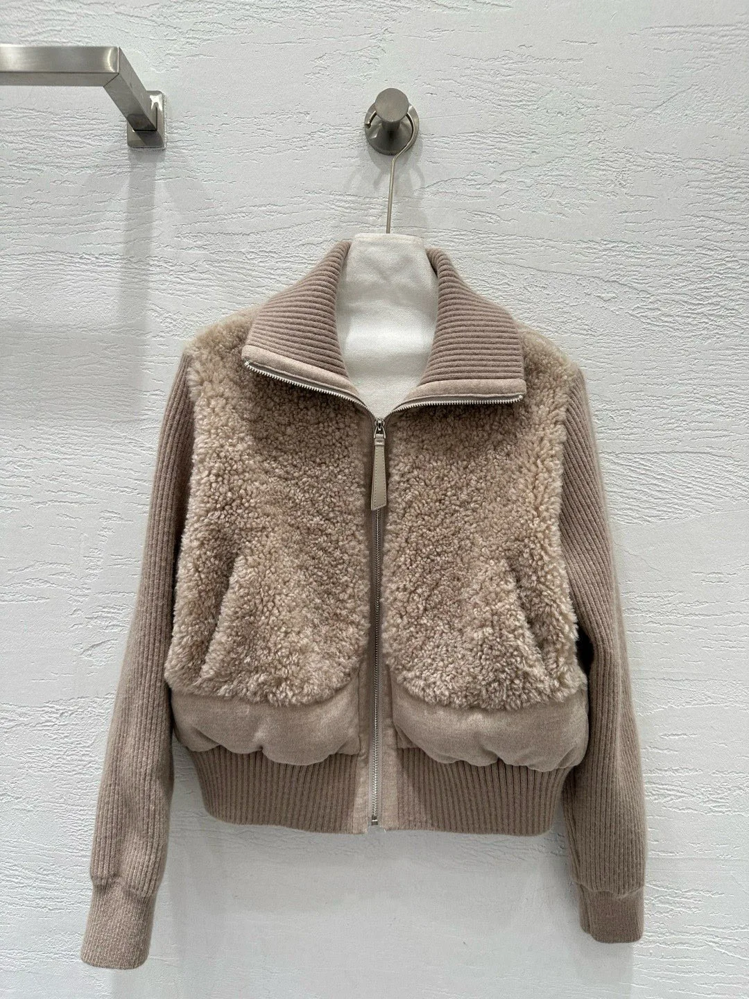 

Women's short cashmere down coat with natural fur