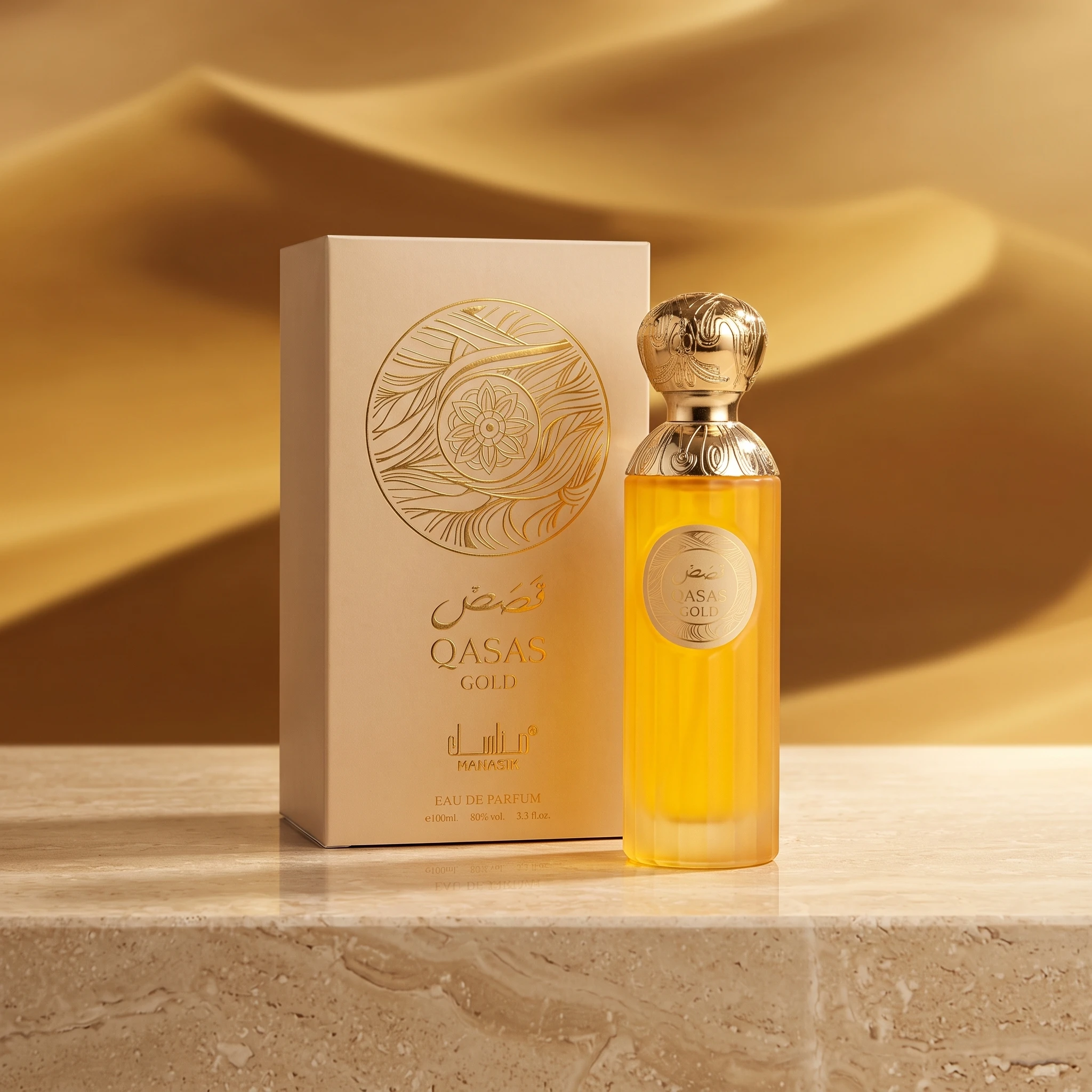 Parfum Qasas Gold 100 ml - Manasik. Parfum oriental opulent avec des notes boisées, des accents d'ambre doré, des nuances épicées et une base douce et enveloppante.