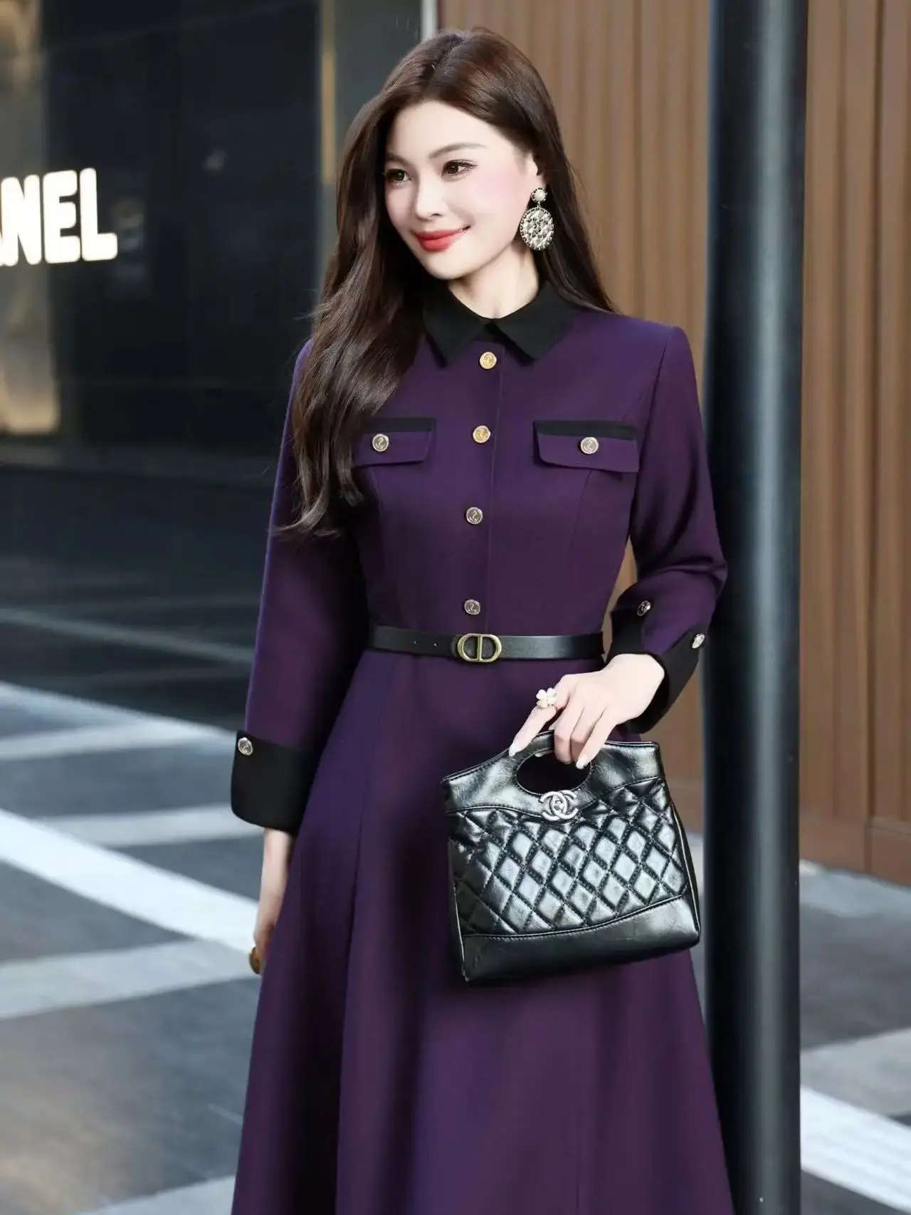 Elegante jurk met hoge hals en kleurblokken in de taille met flatterende riem