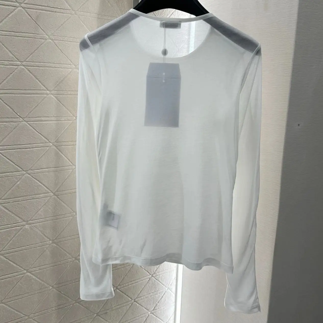 

Новинка 2025 года, тонкая нижняя рубашка с круглым вырезом и длинными рукавами, вырез с резьбой, подшивка всего тела, однотонный цвет, универсальный и привлекательный