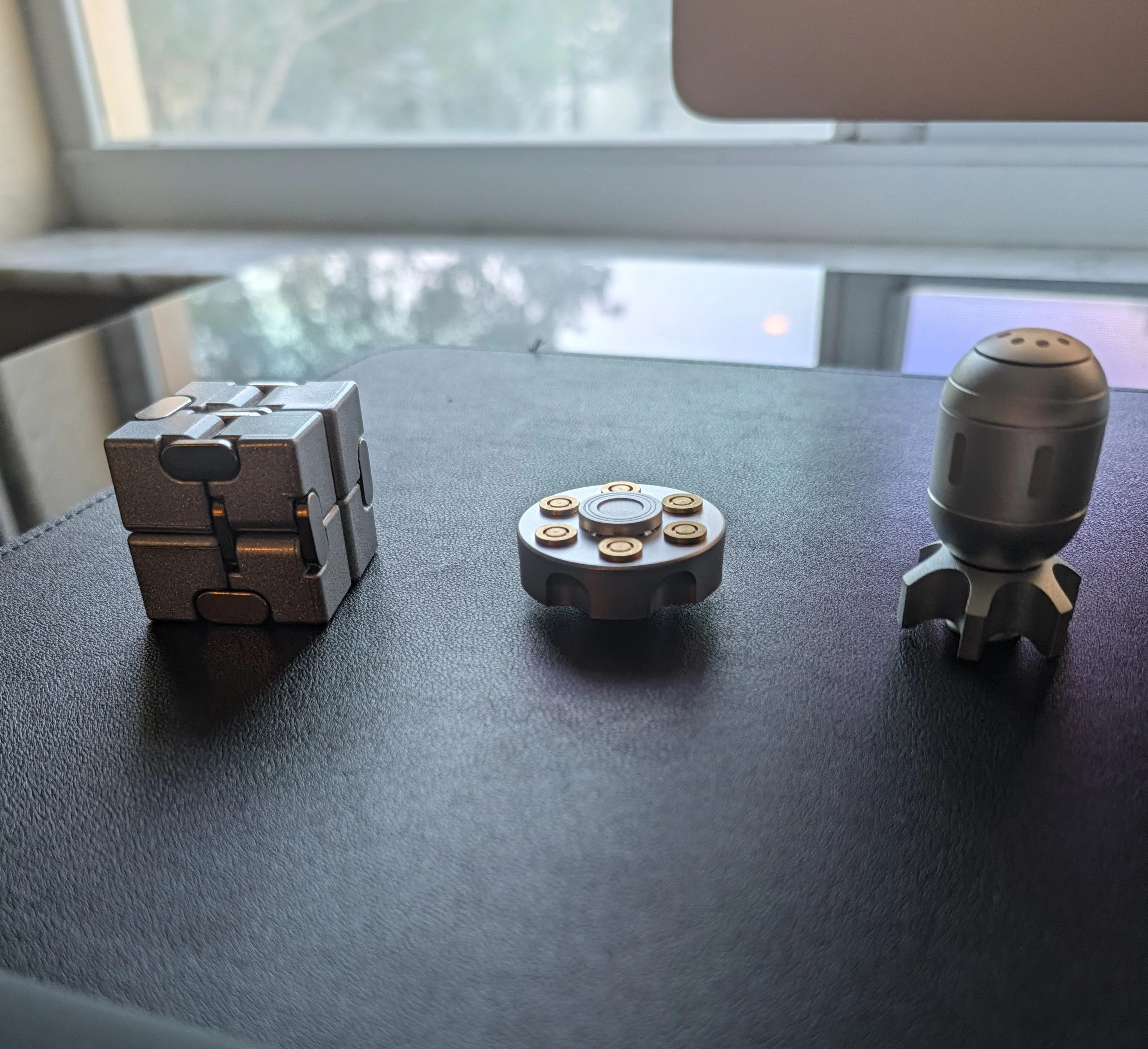 3Pcs Metal Kinetic Desk Toy Set Luxury Executive Stress Relief Fidget Infinite Alloy Cube Rotating Cylinder Spinner Torpedo Sculptures Premium Office Desktop Decor Gift Box