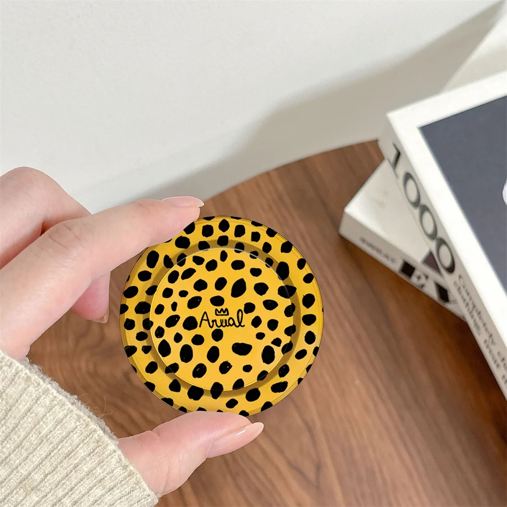 

Ins Luxury Fashion Yellow Black Panther Pattern Magnetic Suction Bag Telescopic Phone Stand MagSafe Portable Magnetic Suction St