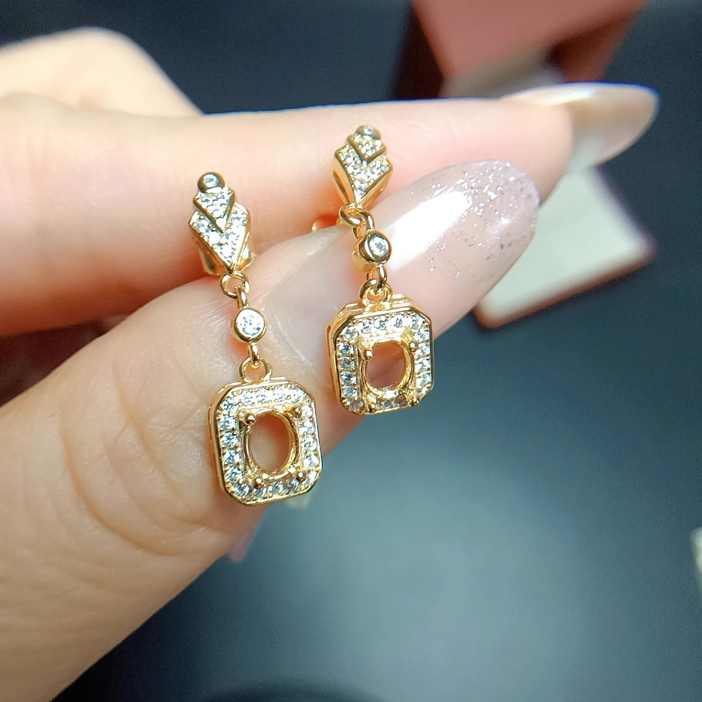 Versatile S925 Silver Ears Pendant Hollow Support Elliptical 4 * 5mm Plated Platinum Gold Female Inlaid Silver Jewelry Gift
