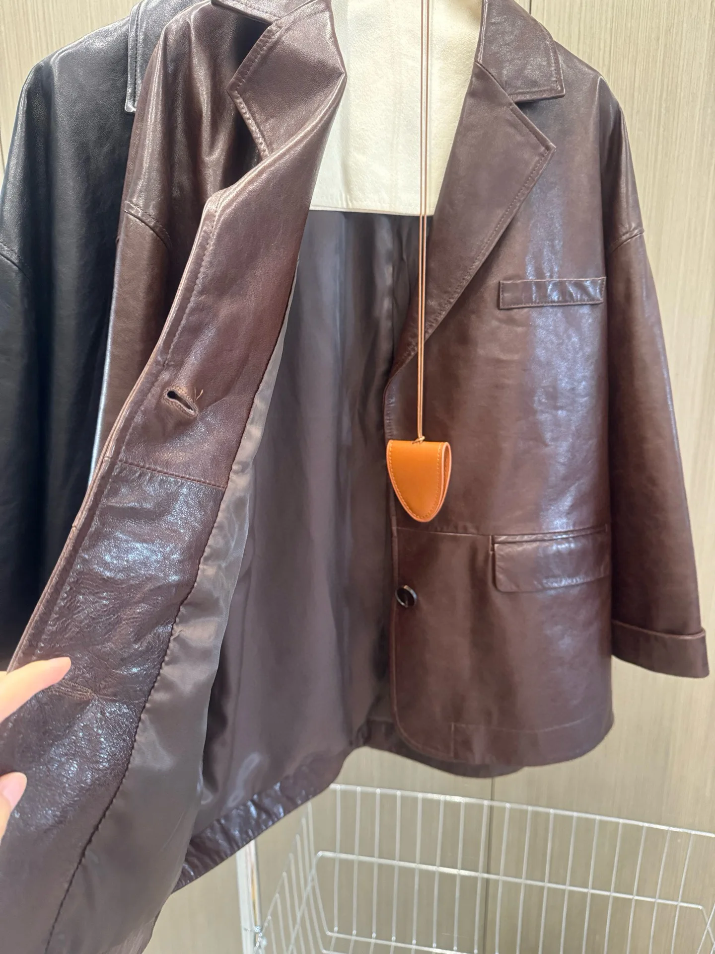 เสื้อแจ็คเก็ตหนังผู้หญิงฤดูใบไม้ร่วงคุณภาพสูงที่เรียบง่ายหรูหรา