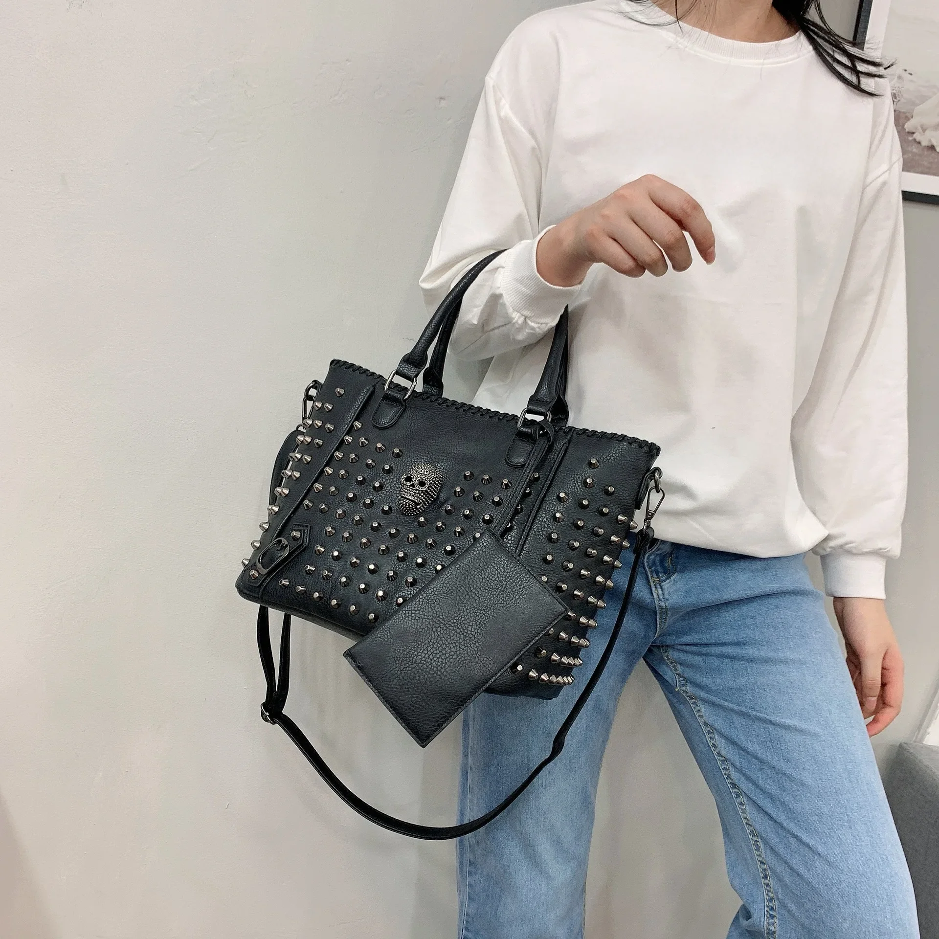 2 szt. Damska czarna torba na ramię Pu skóra moda dla kobiet Tote fajna czaszka nity wiadro torebki na ramię z torebką — zdjęcie 2
