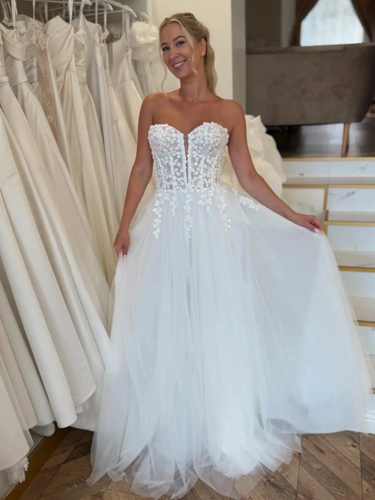 

Customized White Appliques High Quality Wedding Dress Strapless Sweep Train Boho Bridal Party Organza Ball Gowns Bridal Gowns