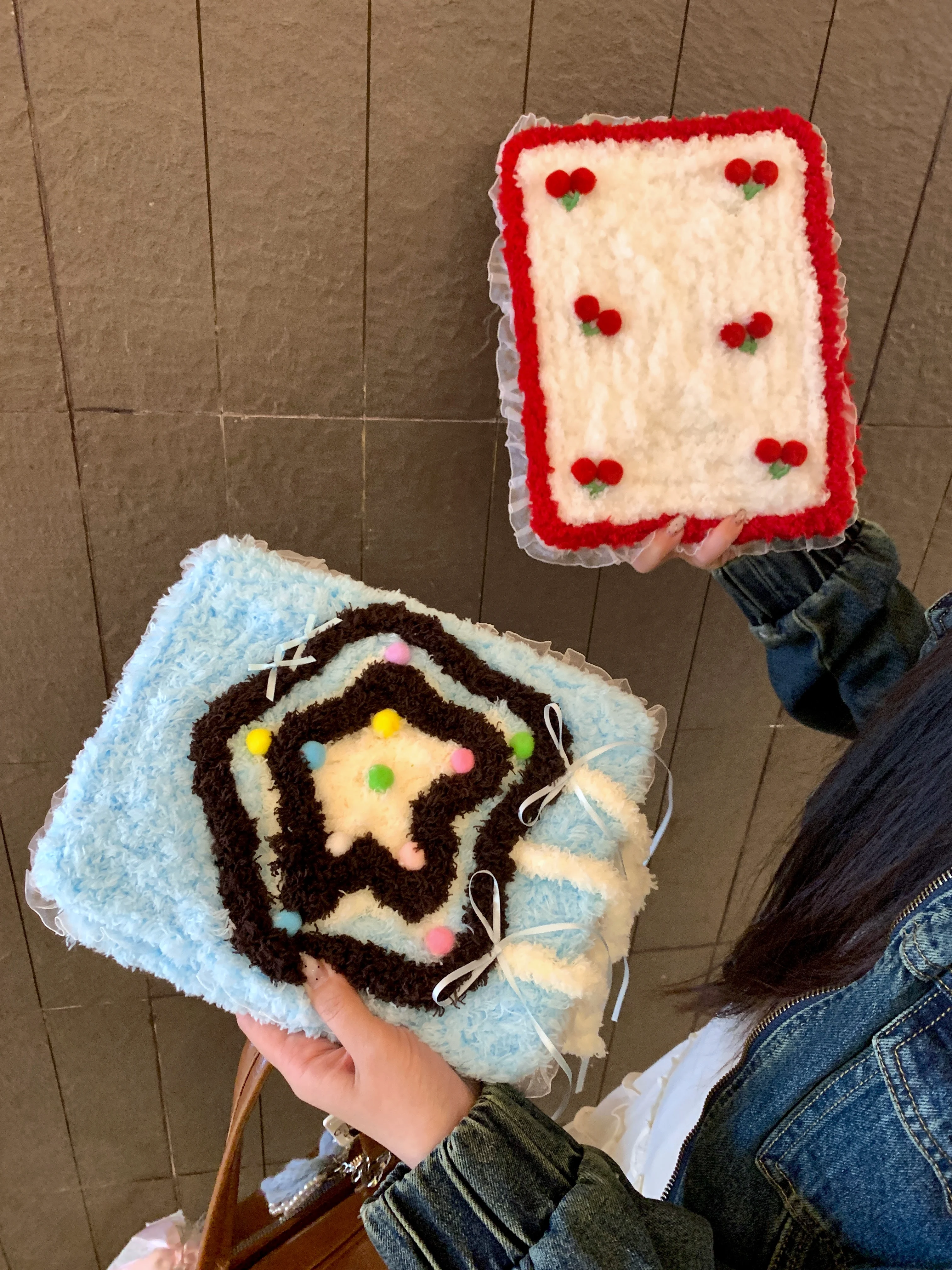 

Зимний милый плюшевый кронштейн для iPad Tablet Case Mini 7 Air 6 2025 iPad Pro 11 дюймов 2024 13 дюймов Держатель для аксессуаров A16 Cherry Stars