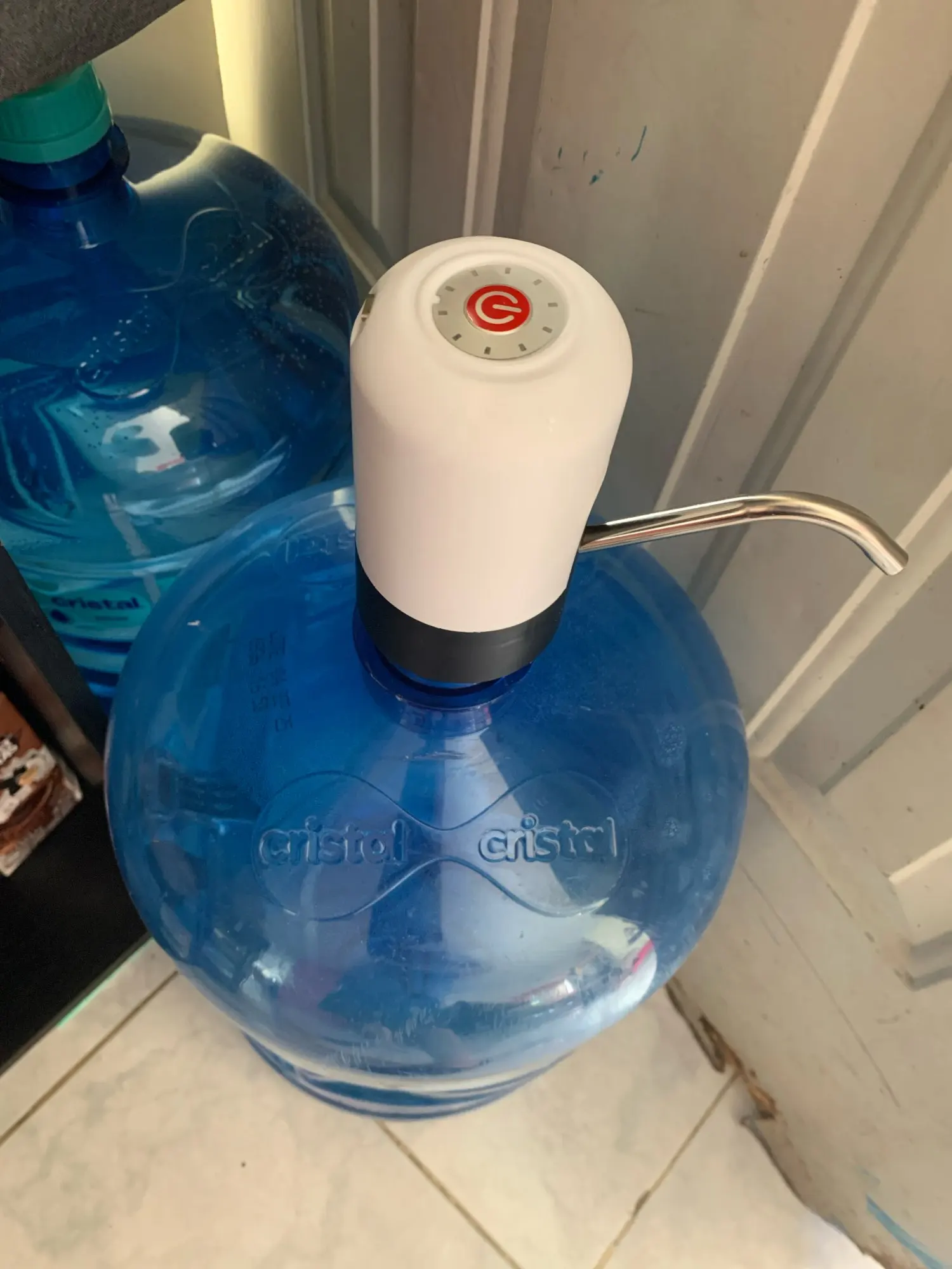 Vista frontal de la bomba dispensadora de agua