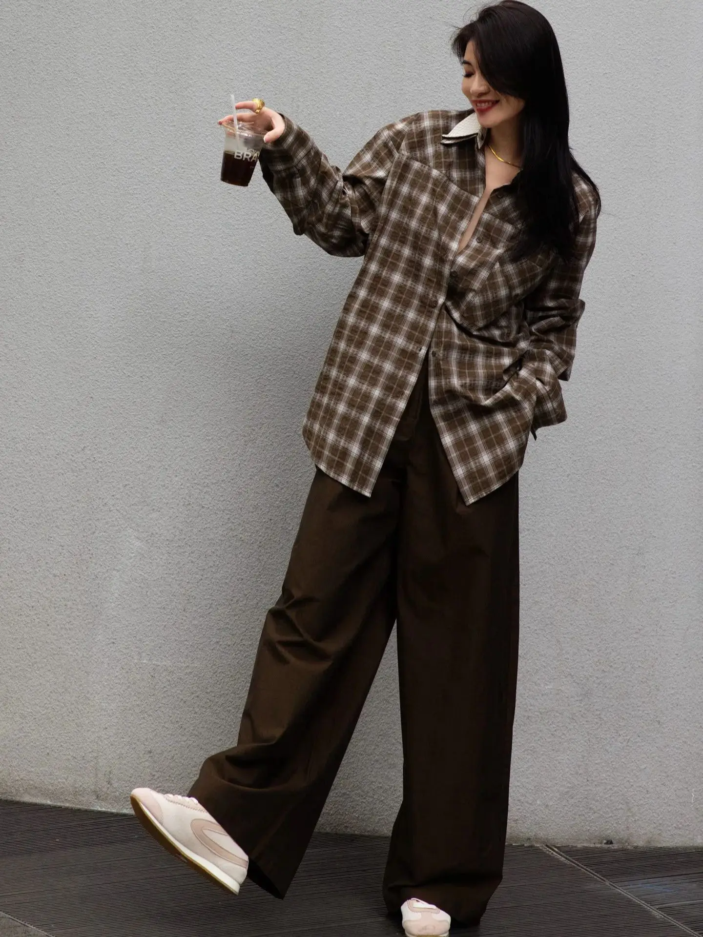 กางเกงขายาวทรงบานผ้าฝ้ายแบบมินิมอล