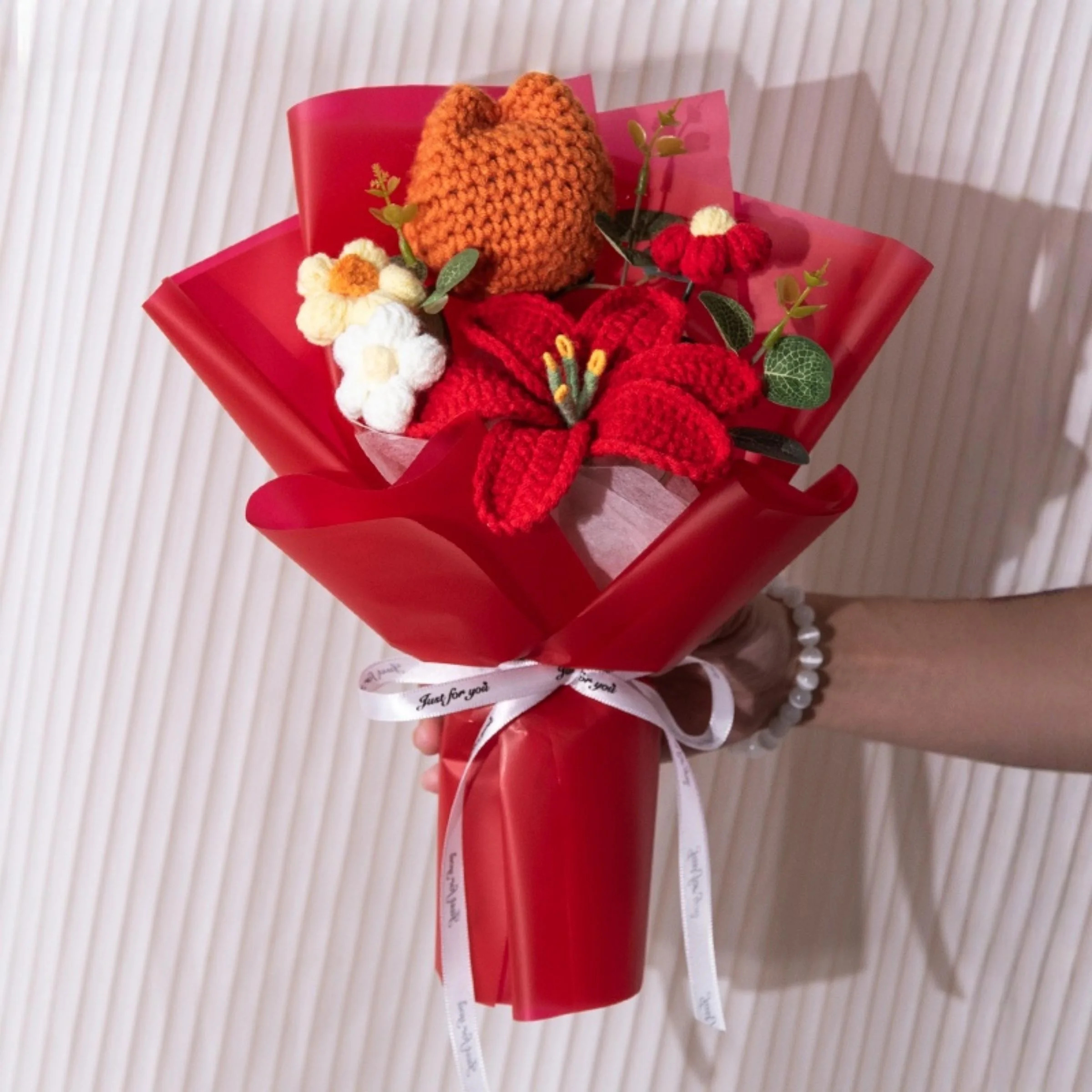 Handgefertigter Häkel-Lilien- und Tulpen-Blumenstrauß, Niedliches Künstliches Blumenarrangement, Ideales Geburtstagsgeschenk, Abschlussgeschenk – Detail 6
