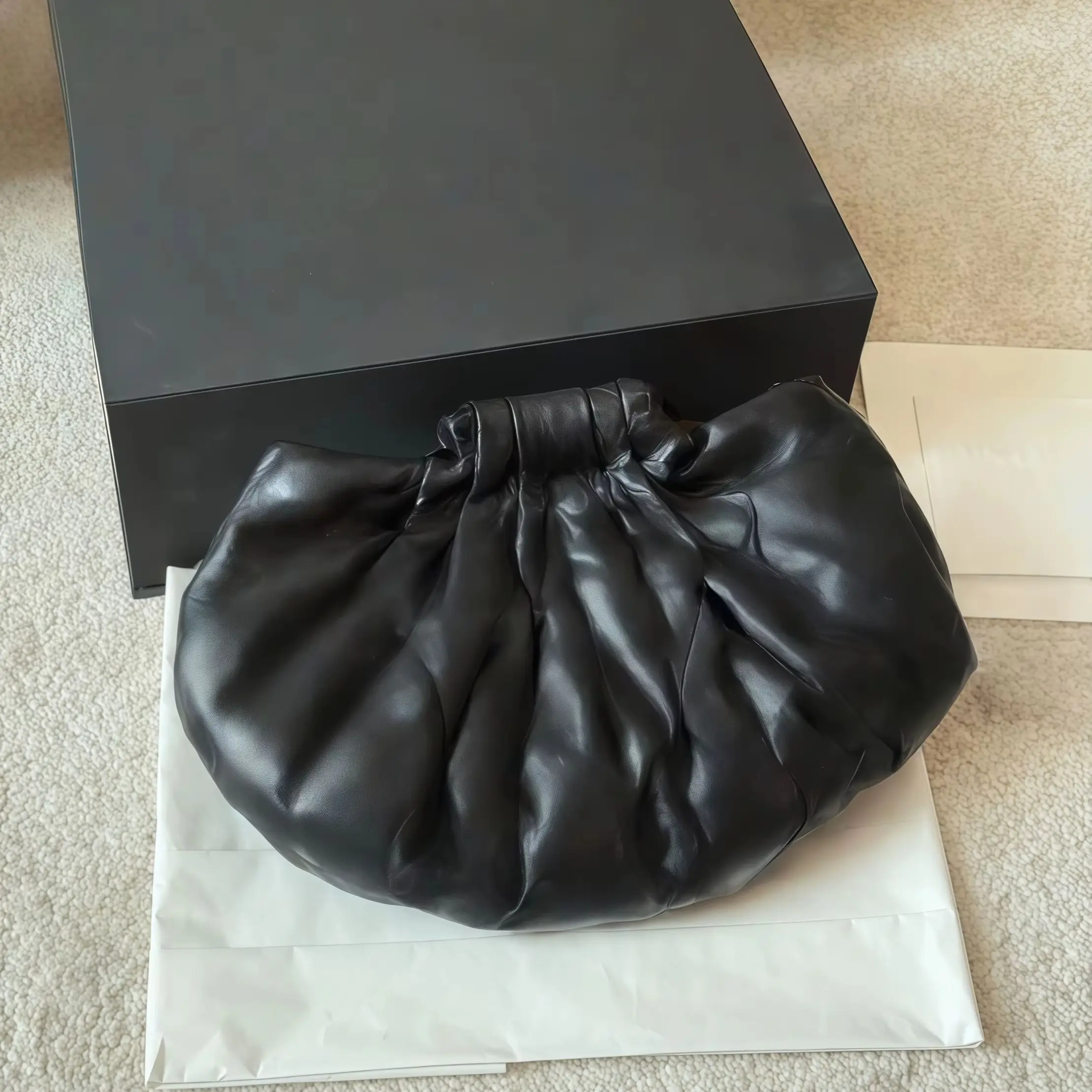 

2026 New Women's Lambskin Handbag/Crossbody Bag, Soft Texture, Available in Seven Colors, Black, 33 x 20cm