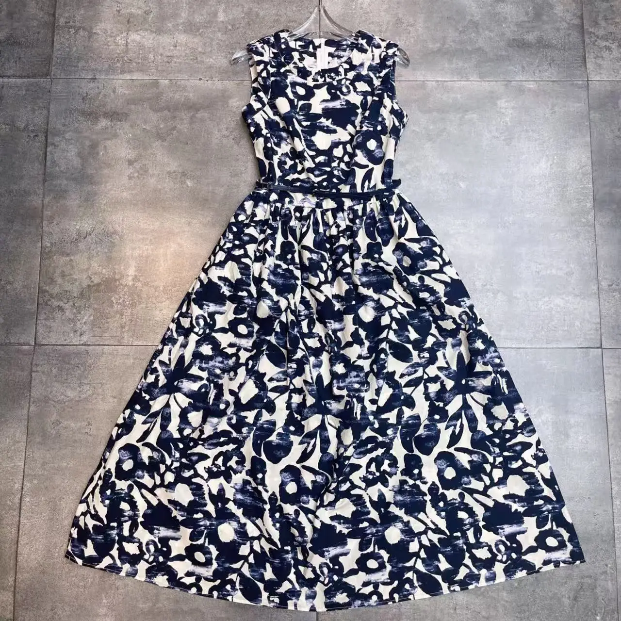 

Elegant women's floral long sleeveless dress with large skirt and belt