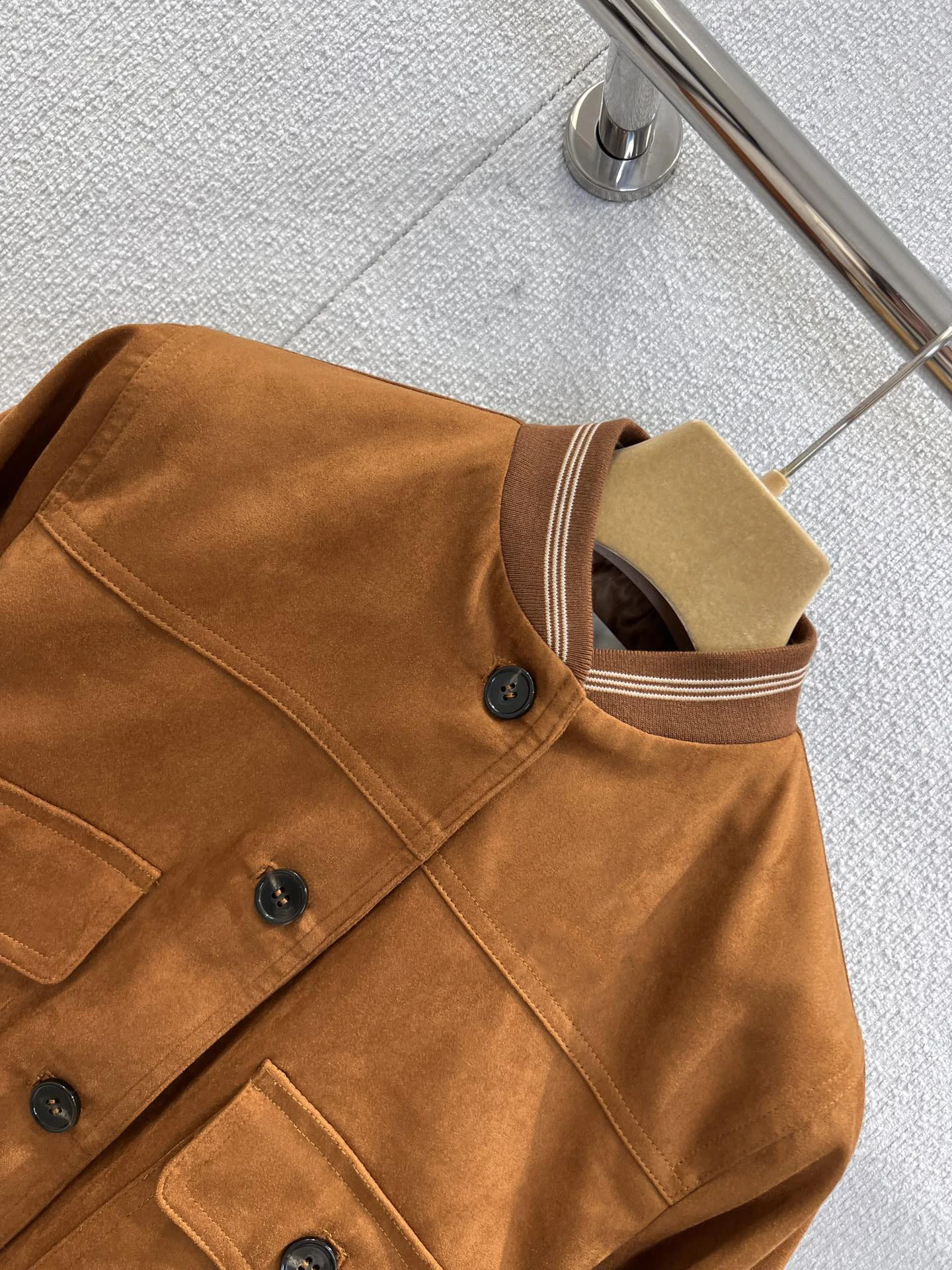 レディース キャラメル スエード クロップド ボンバー ジャケット ボタンアップ ベースボール スタイル アウター