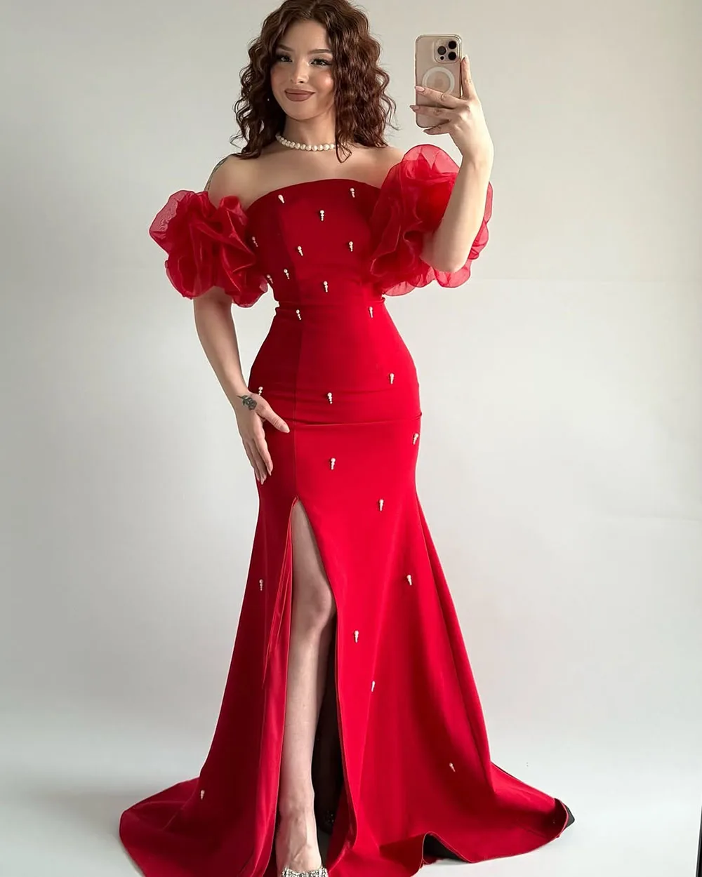 Msikoods ที่กําหนดเองสีแดงชุดสําเร็จการศึกษา Puffy Sleeve ปิดไหล่ Elegant Slit พรหมชุดลูกปัด Mermaid ชุดราตรีอย่างเป็นทางการ
