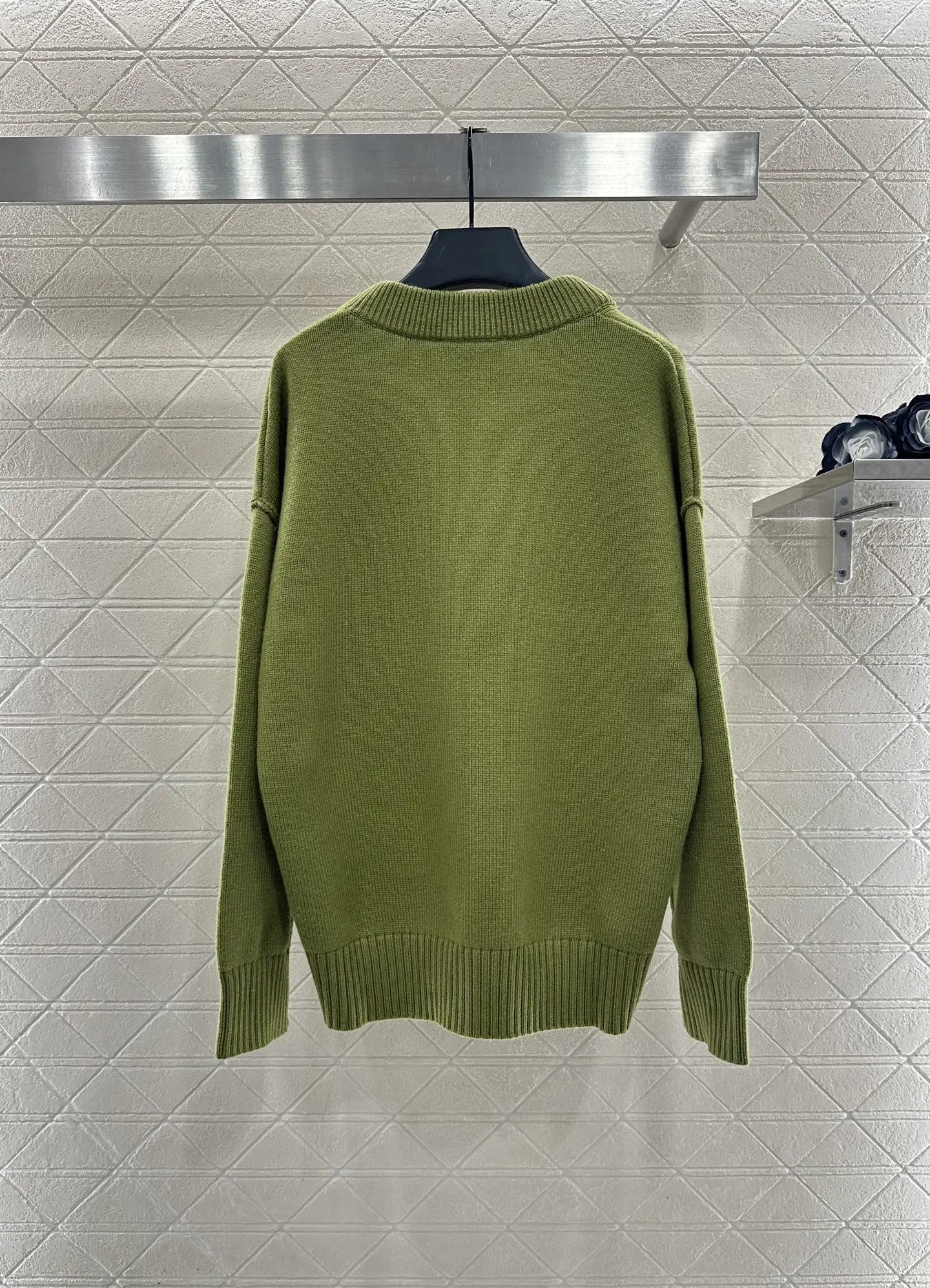 منتج جديد لخريف وشتاء 2025 سترة محبوكة متوسطة الحب مادة محبوكة من الصوف برقبة على شكل حرف v كبيرة الحجم 569