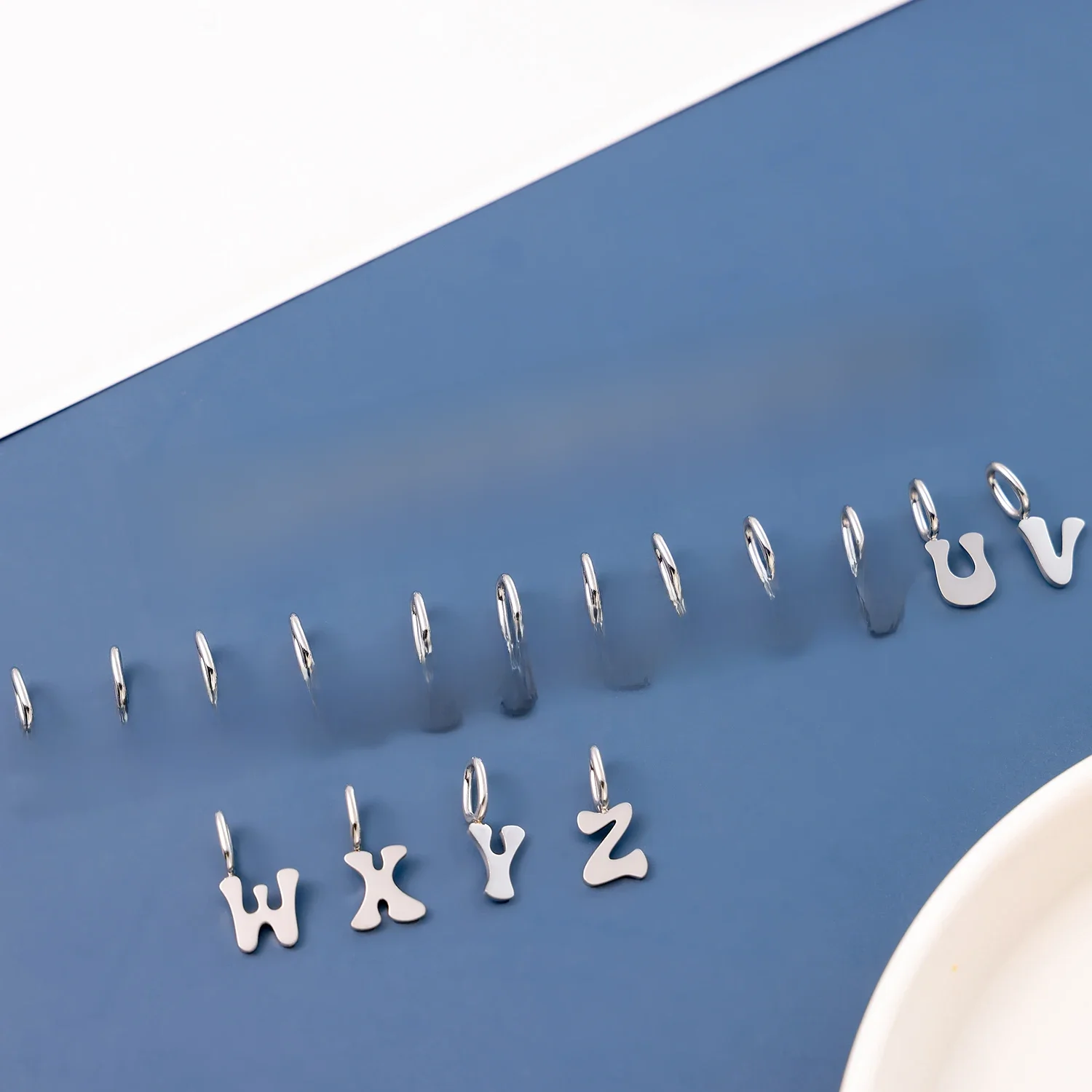 CARLIDANA à la mode couleur argent pendentif à breloque initiale lettre charme minimaliste en acier inoxydable Alphabet lettre bijoux à bricoler soi-même