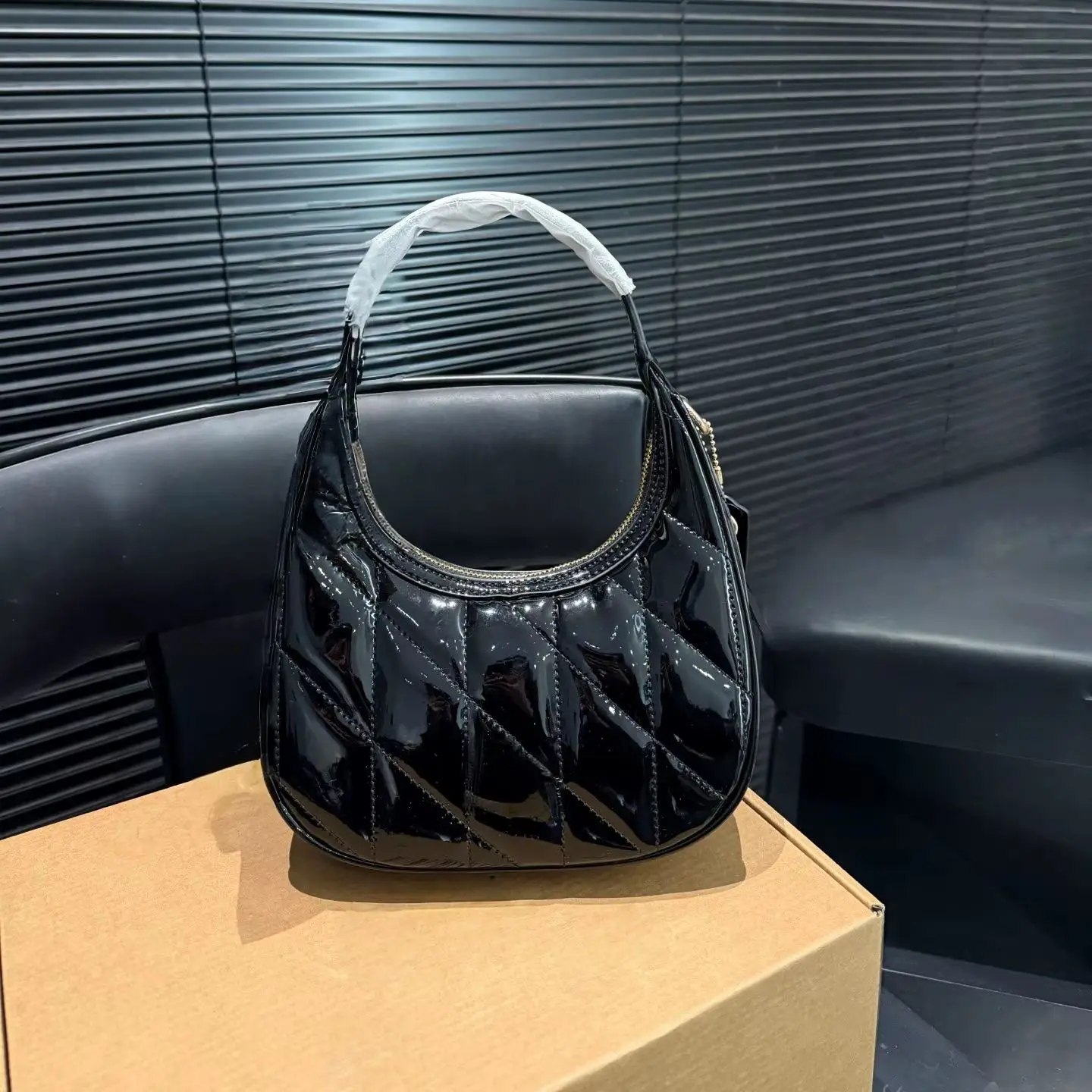 

2025 New Women's Clutch/Crossbody/Shoulder Bag, Matte Leather, Chain Strike, Available in Black and Red, 20 x 12cm