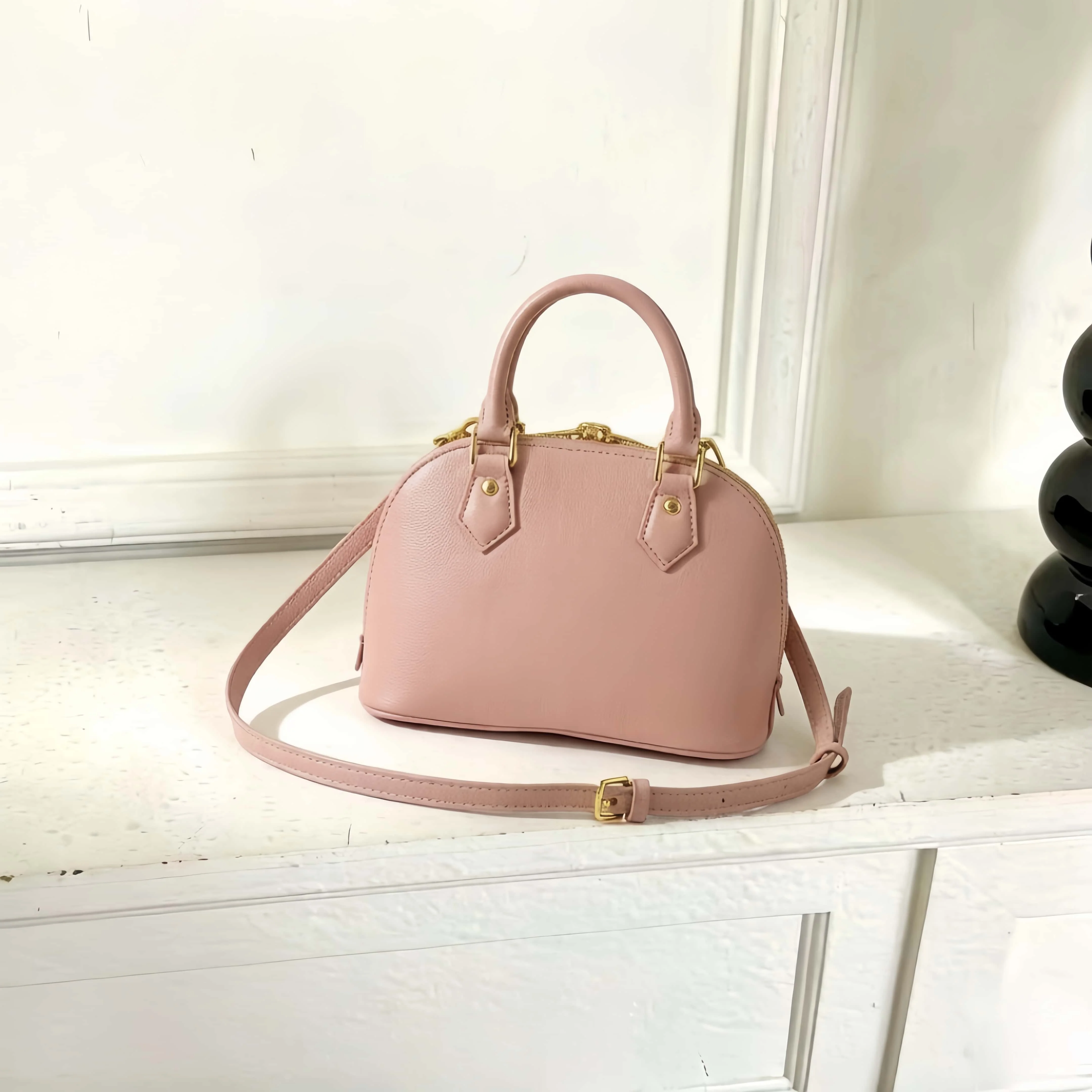 21L-2026 Size:23.5 x 17.5 x 11.5 Cm No Box New Arrival Multi-Functional Stylish Cross-Body, Shoulder-Borne Or Hand-Held Bag